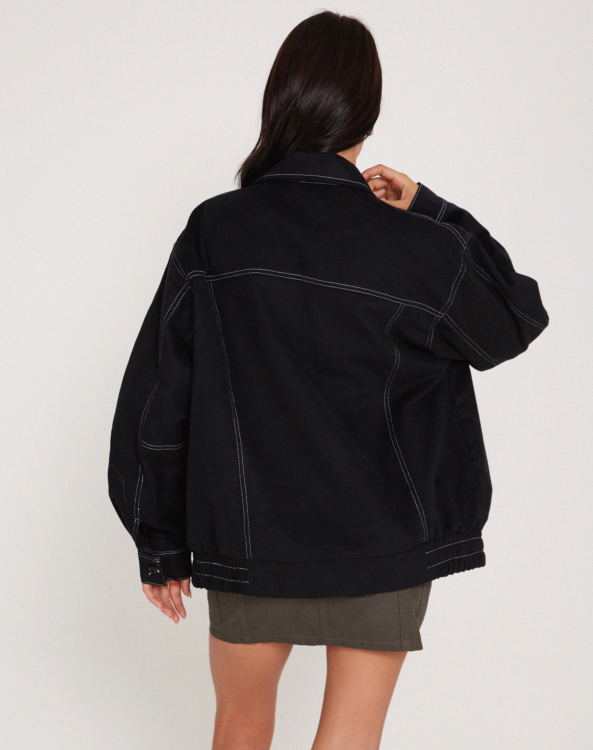 Imagen de la chaqueta Cavitana en negro con pespunte blanco