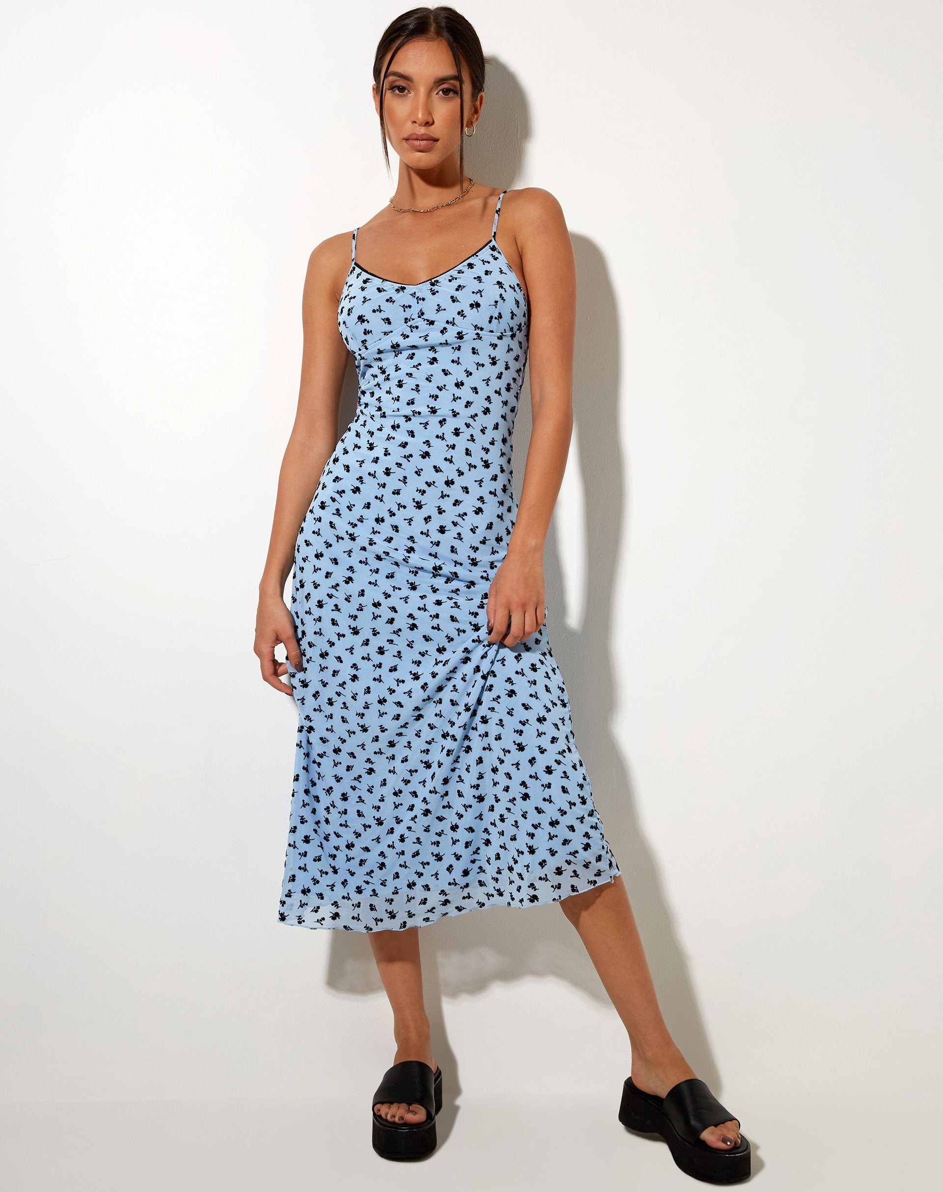 Imagen de Cotina Vestido Midi en Florecillas Azules Flock Negro