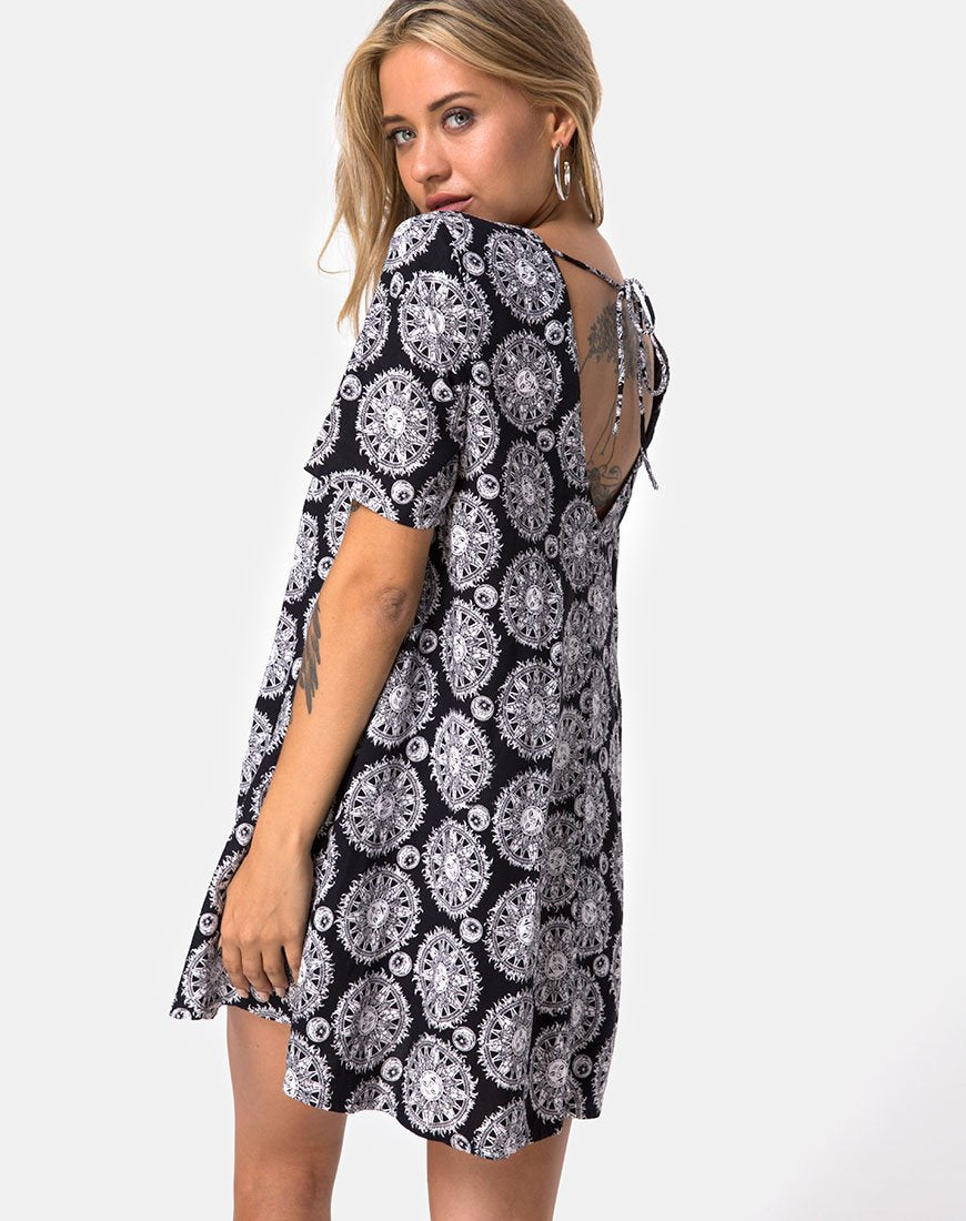 Imagen del vestido Crosena en reloj de sol negro