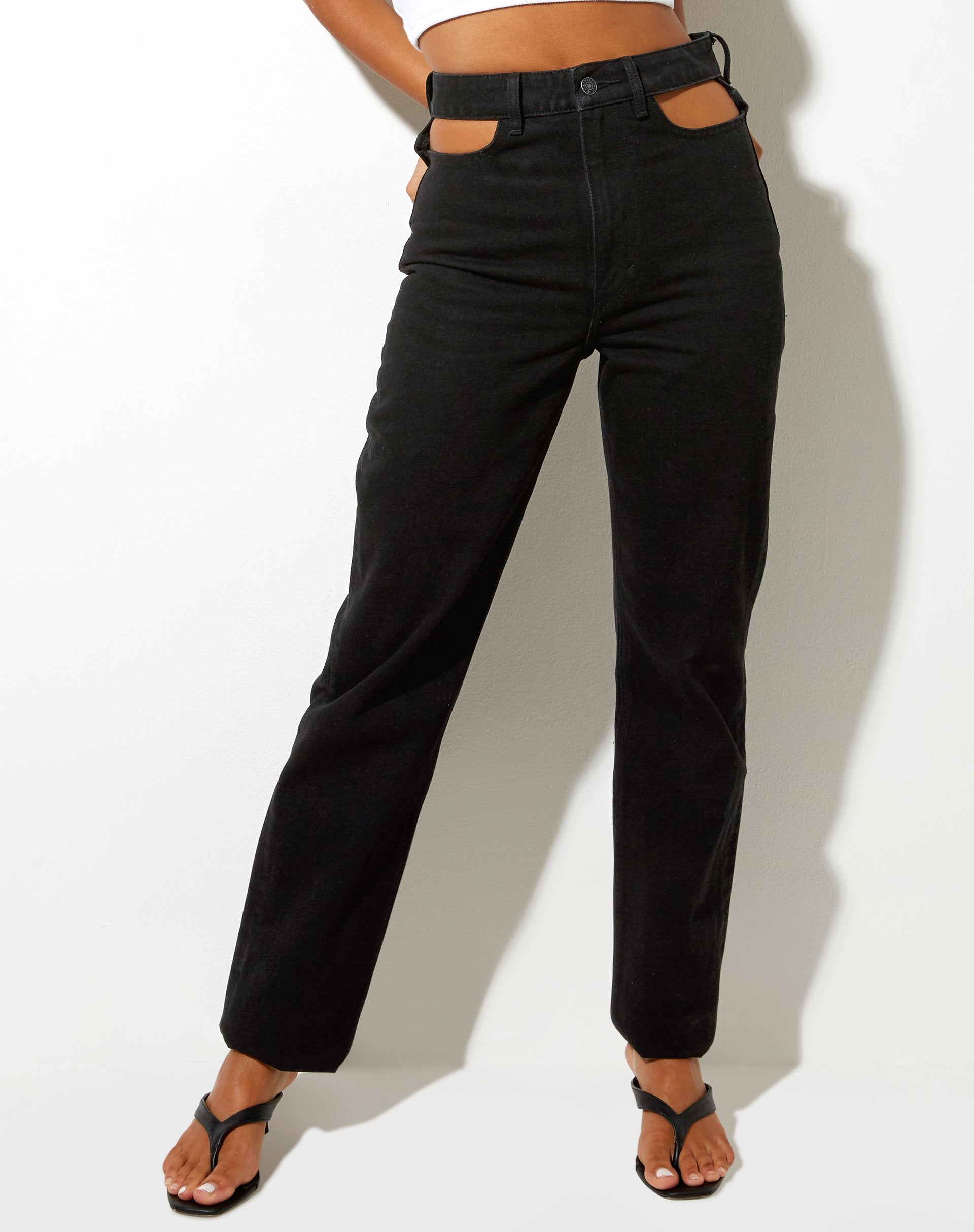 Imagen de Cut Out Straight Leg Jean en Black Wash