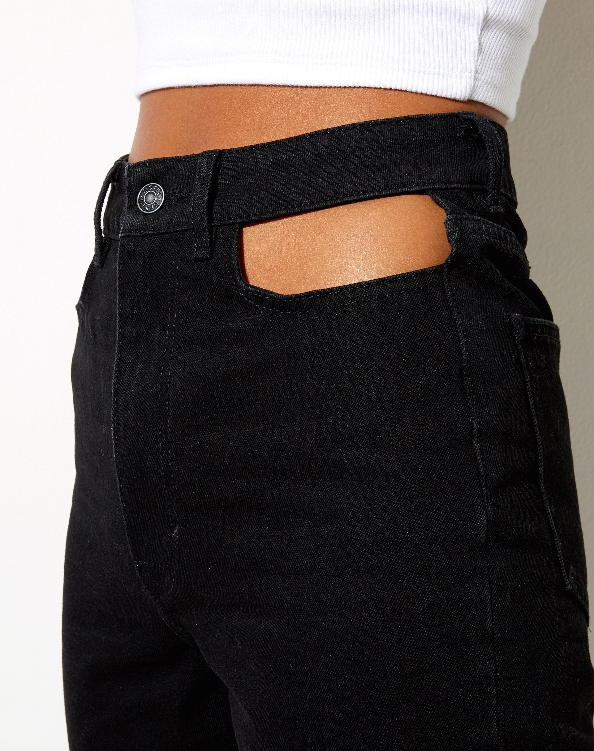 Imagen de Cut Out Straight Leg Jean en Black Wash
