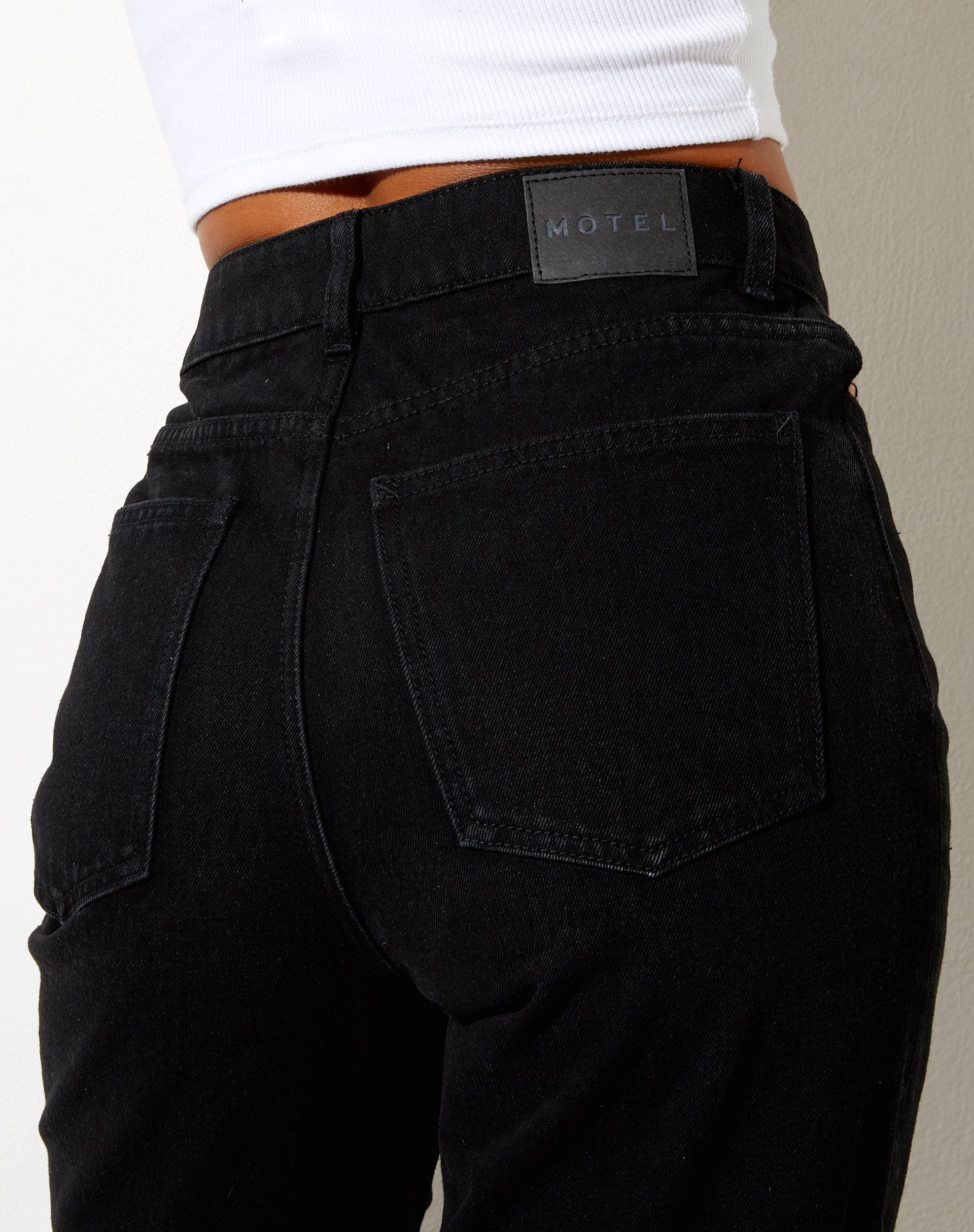 Imagen de Cut Out Straight Leg Jean en Black Wash