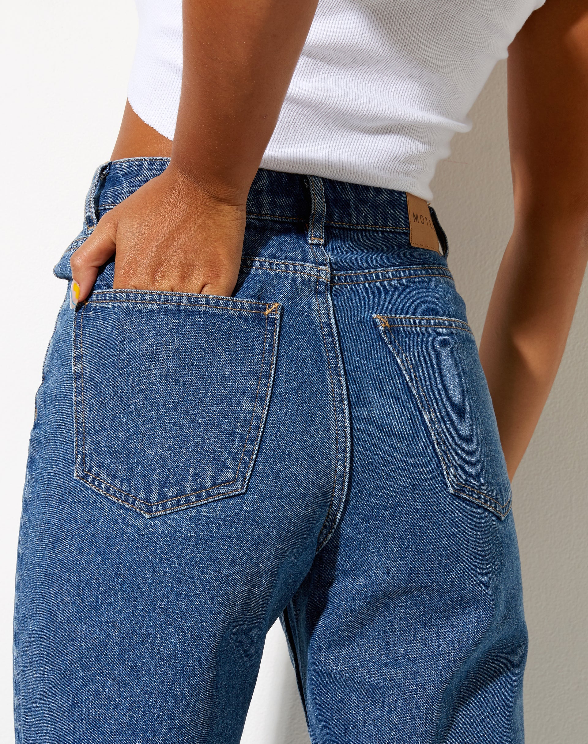 Imagen de Cut Out Straight Leg Jean en lavado medio