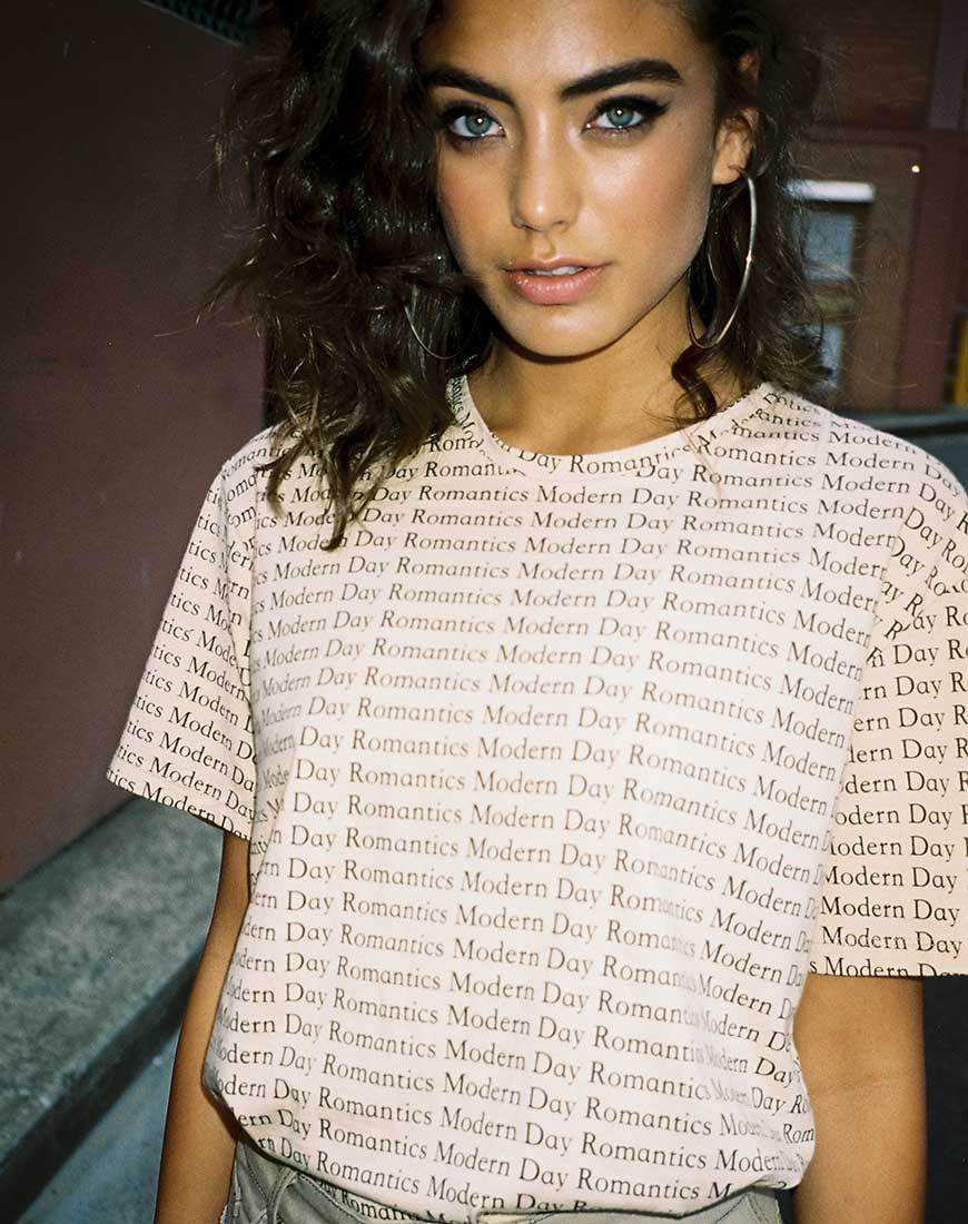 Camiseta básica oversize en Modern Day Romantic