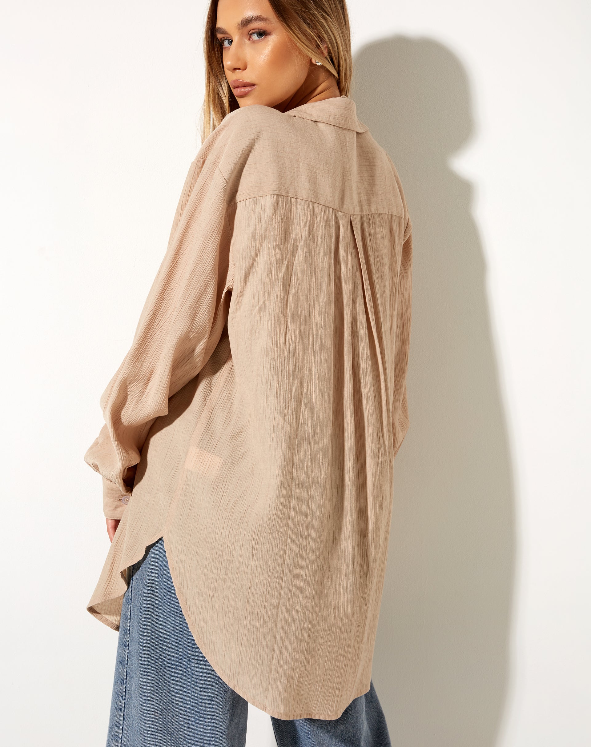 Imagen de la camisa Dael Oversized en Crinkle Tan
