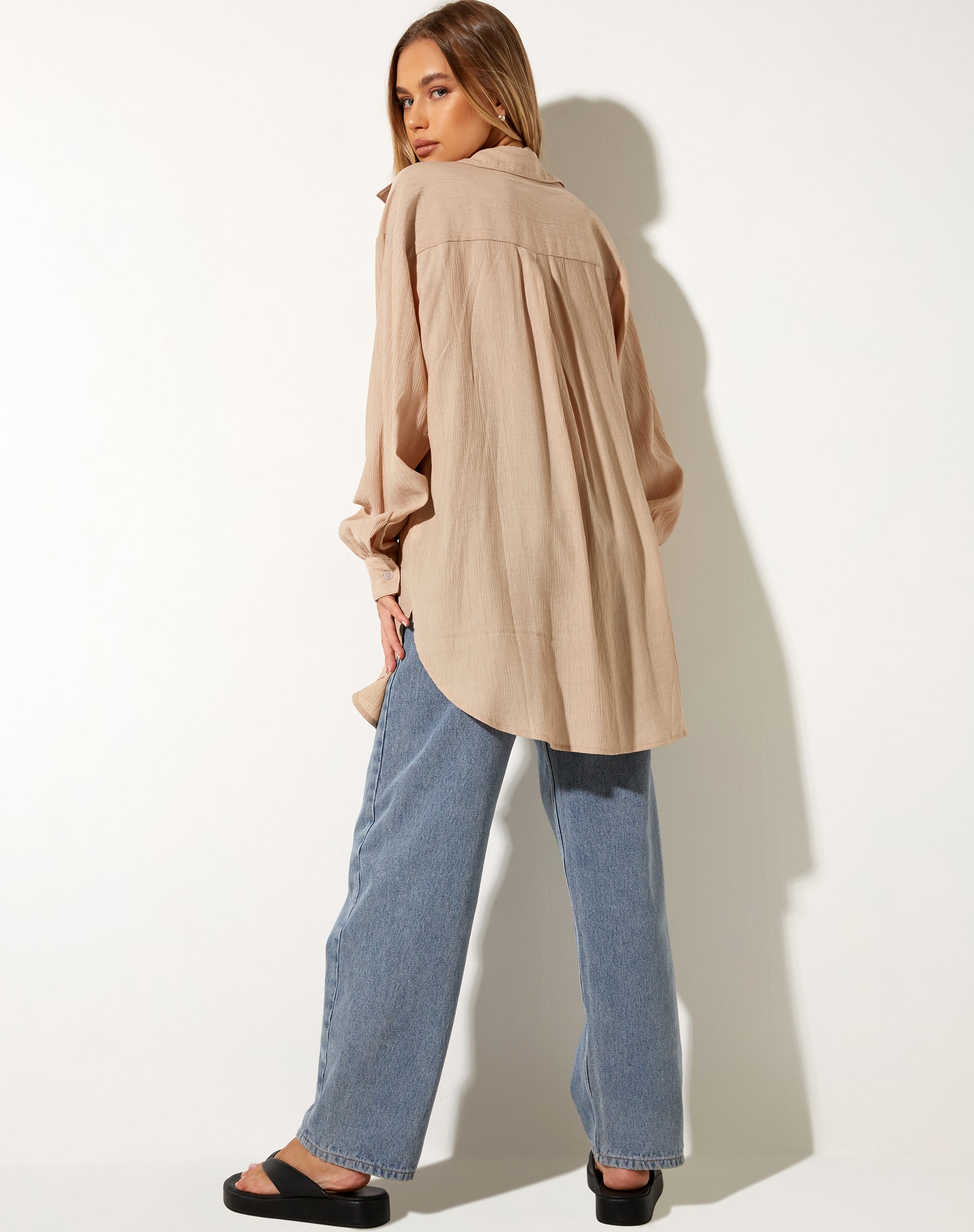 Imagen de la camisa Dael Oversized en Crinkle Tan