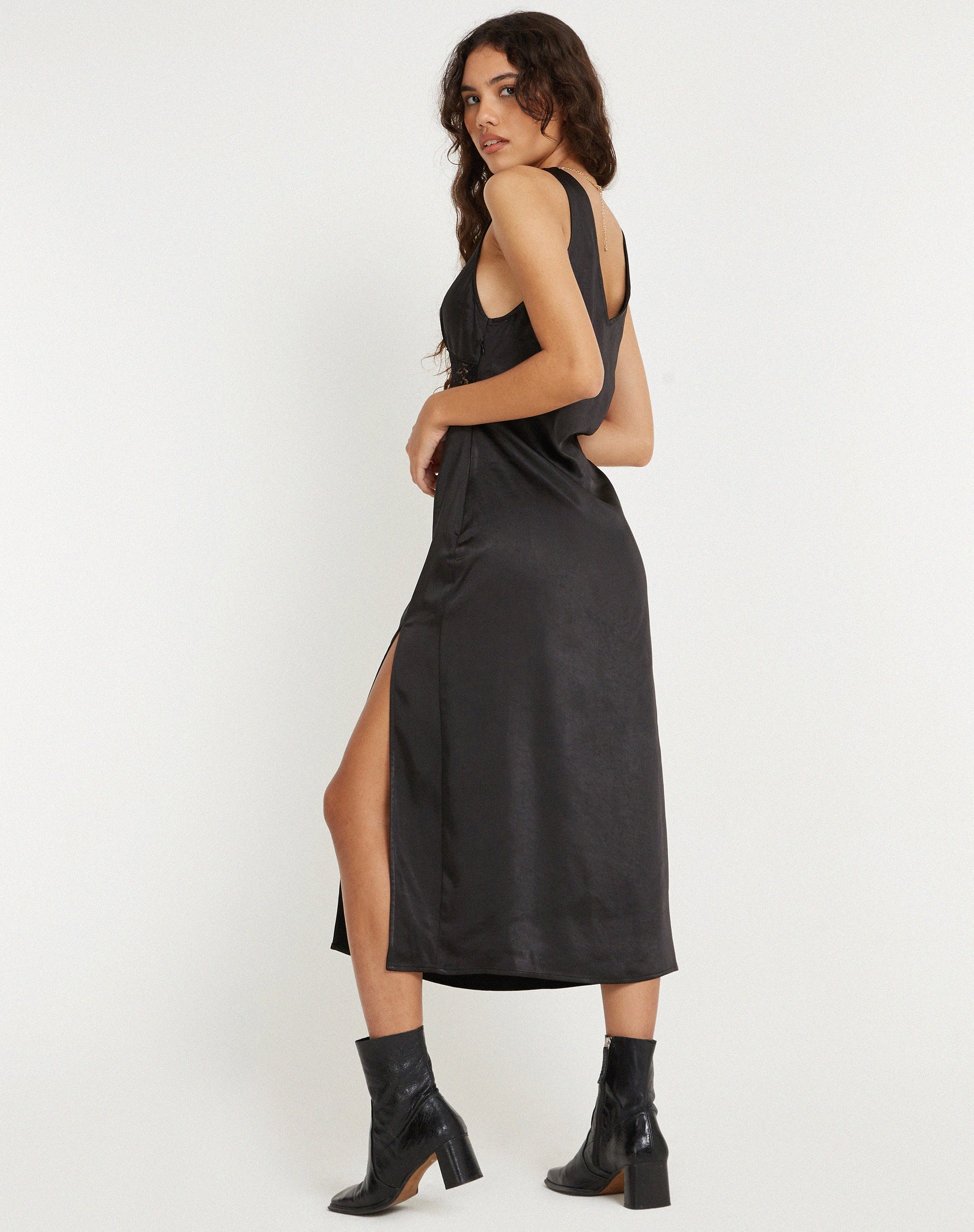 imagen de Damora Midi Dress in Satin Black
