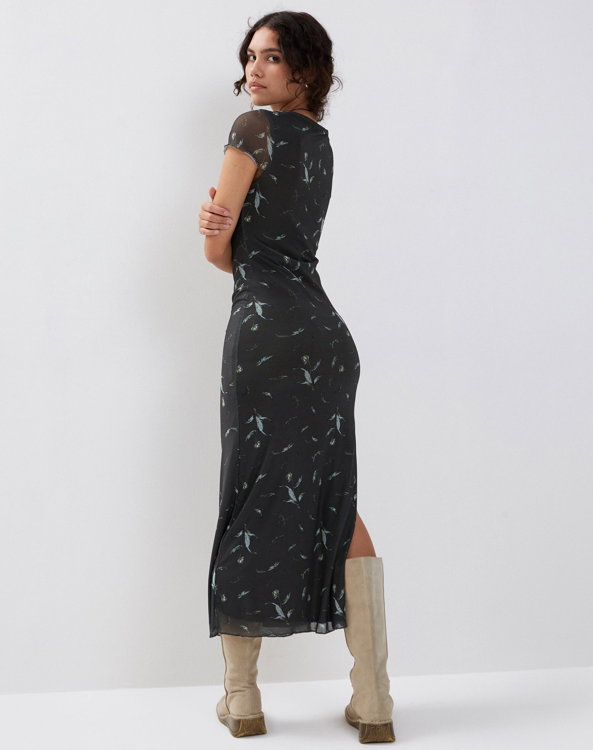 Imagen de Danari Maxi Vestido de Malla en Floral Silueta Caqui