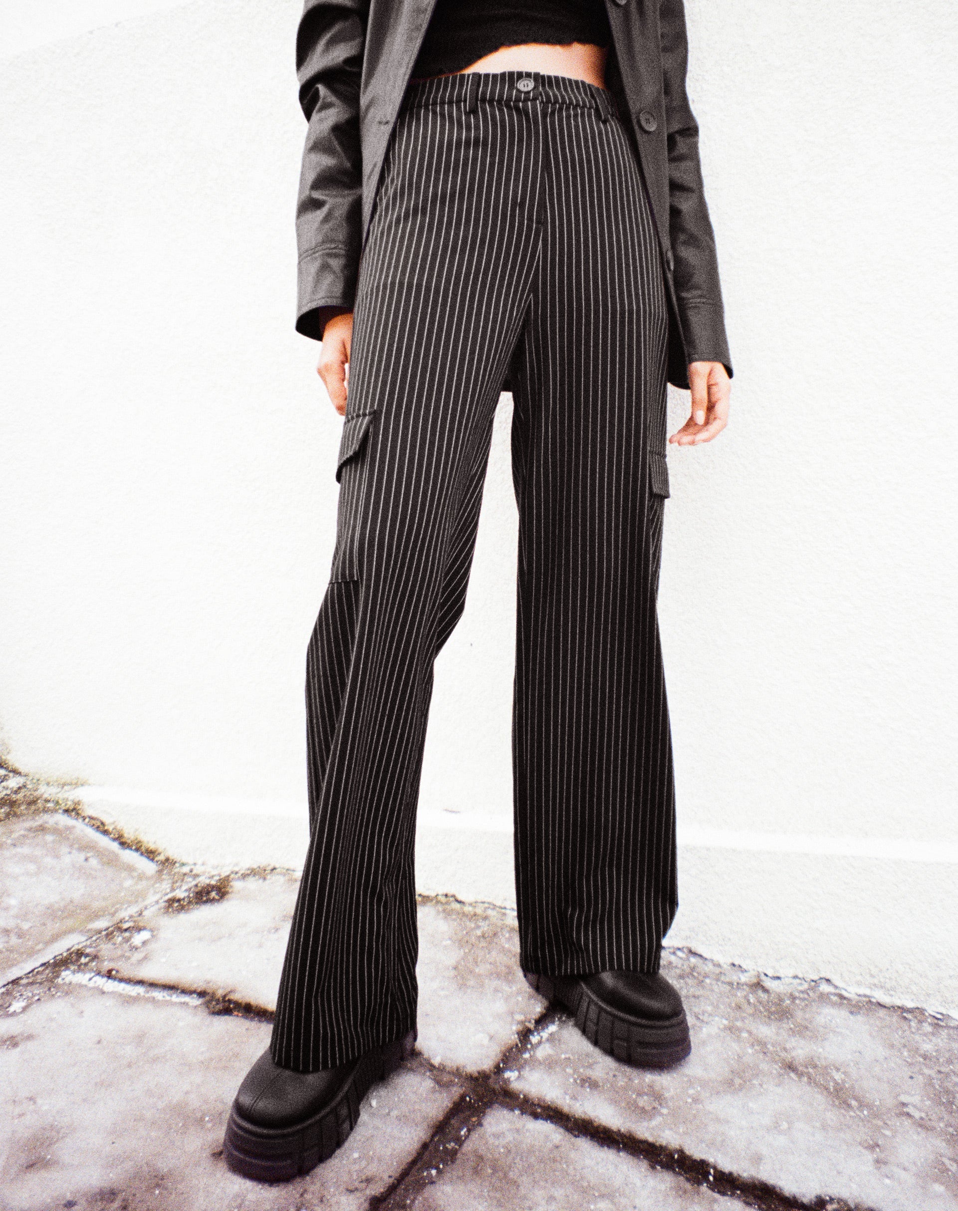 imagen de Abba Cargo Trouser en Pinstripe Black