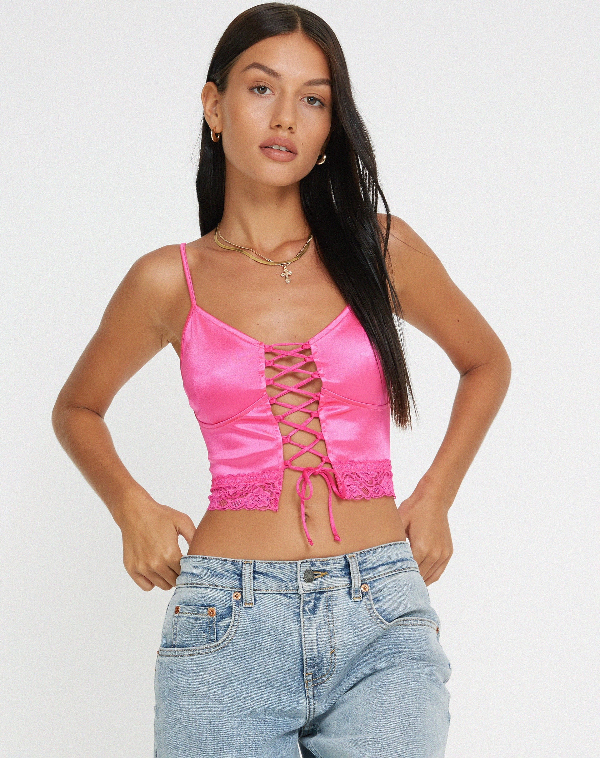 imagen de Datuk Crop Top en satén rosa vivo