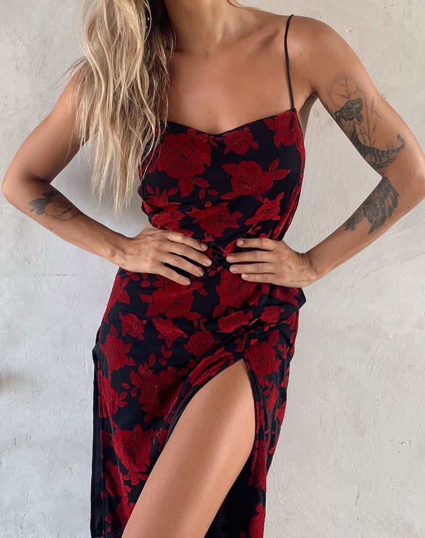 Vestido Daxita en romántico flocado de rosas rojas