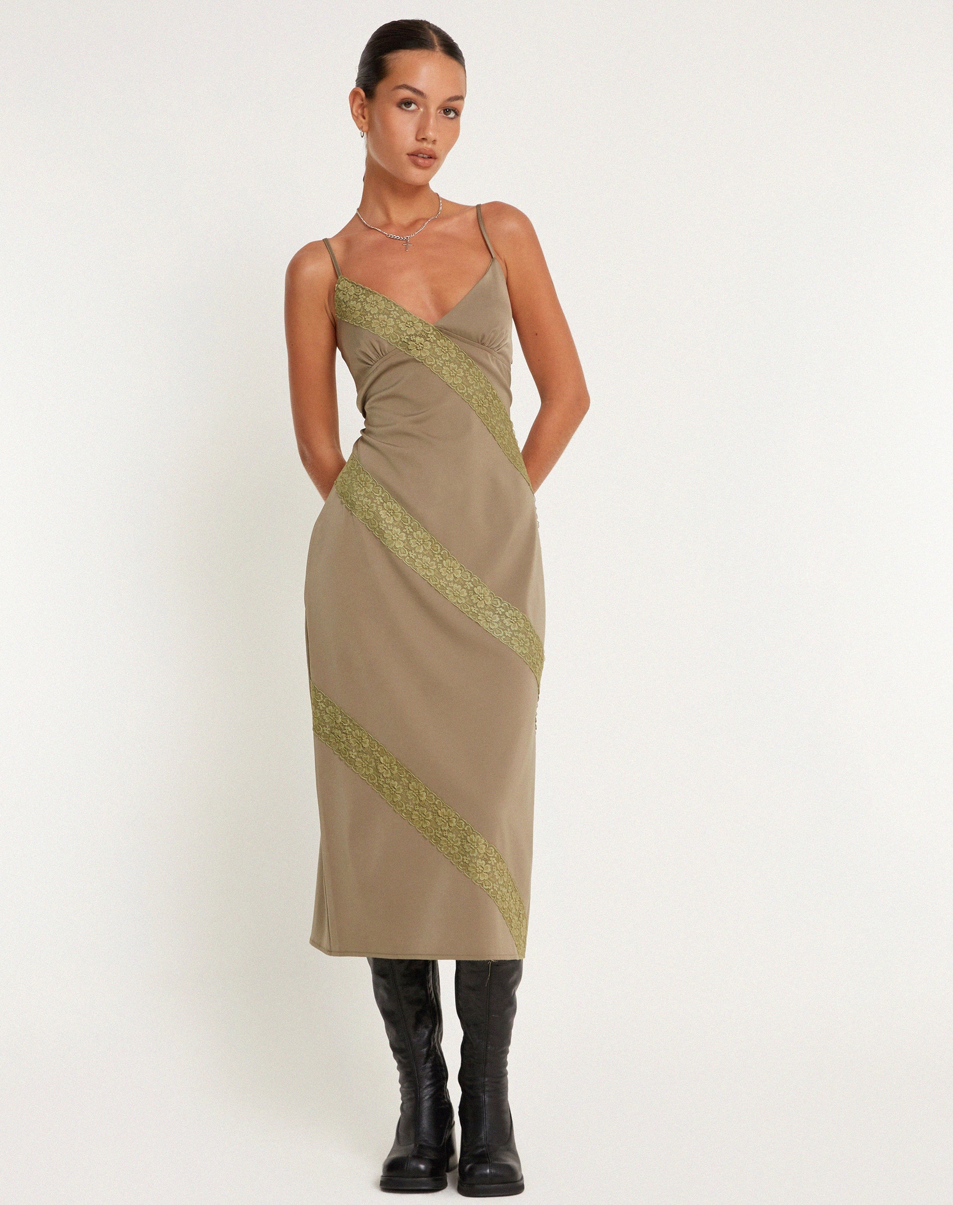 imagen de Deonne Midi Dress in Satin Avocado