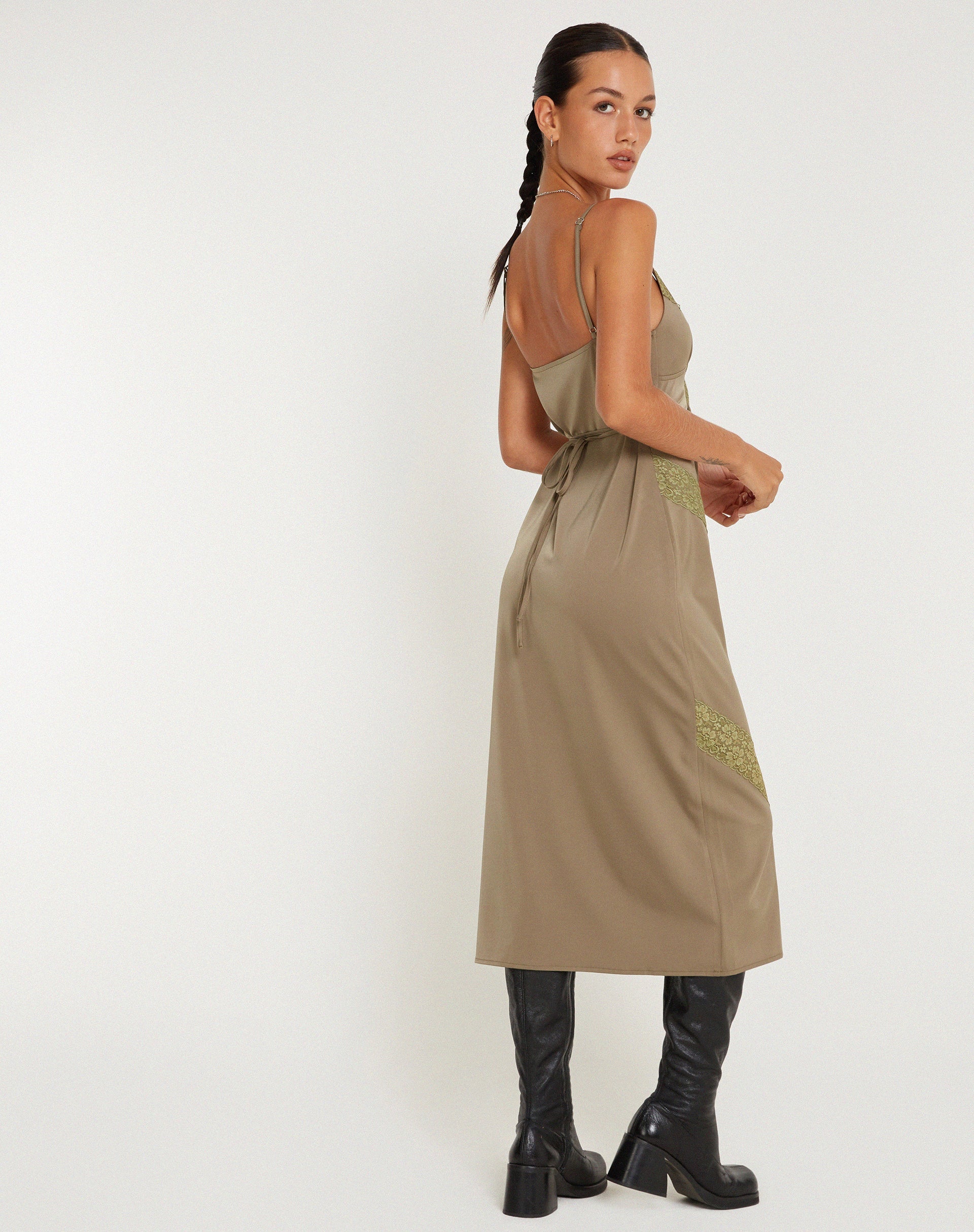 imagen de Deonne Midi Dress in Satin Avocado