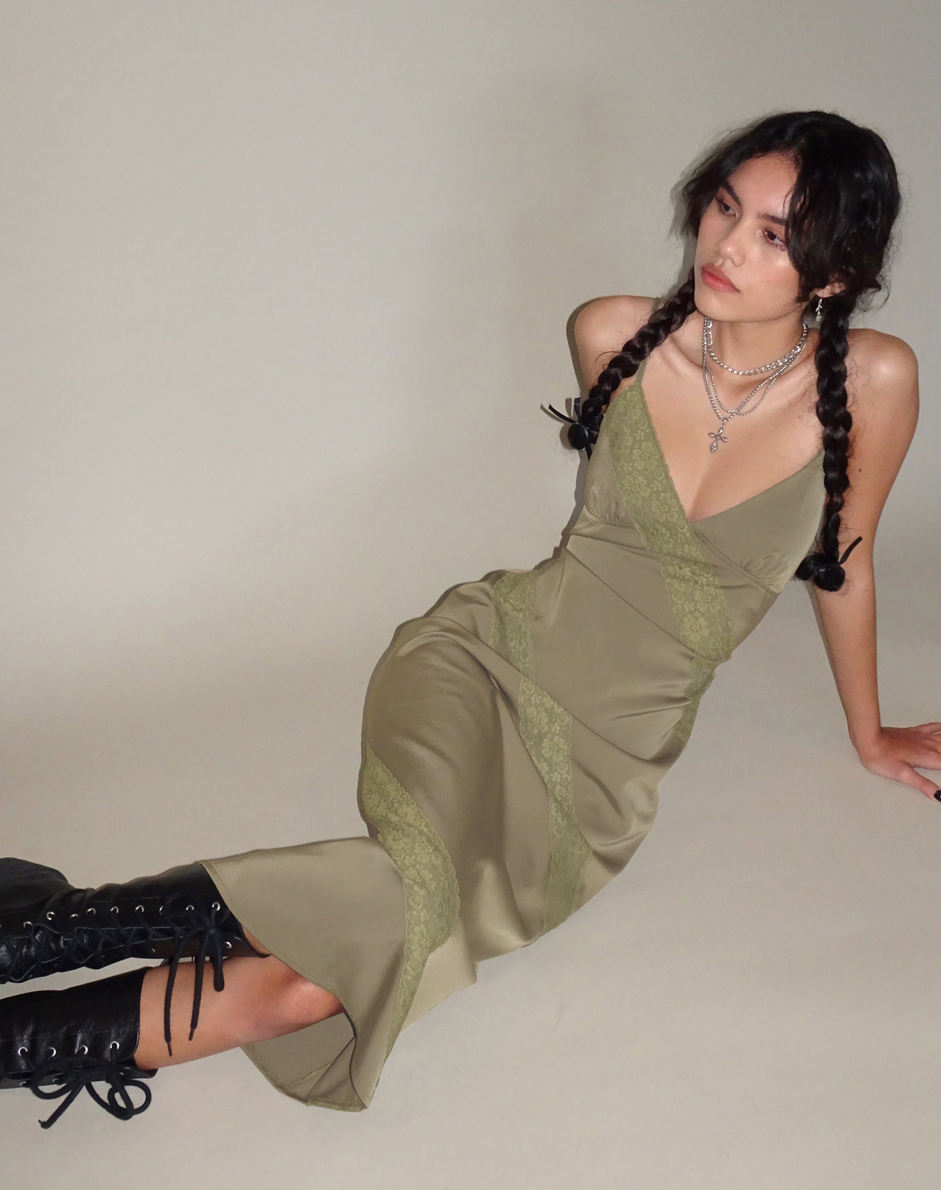 imagen de Deonne Midi Dress in Satin Avocado