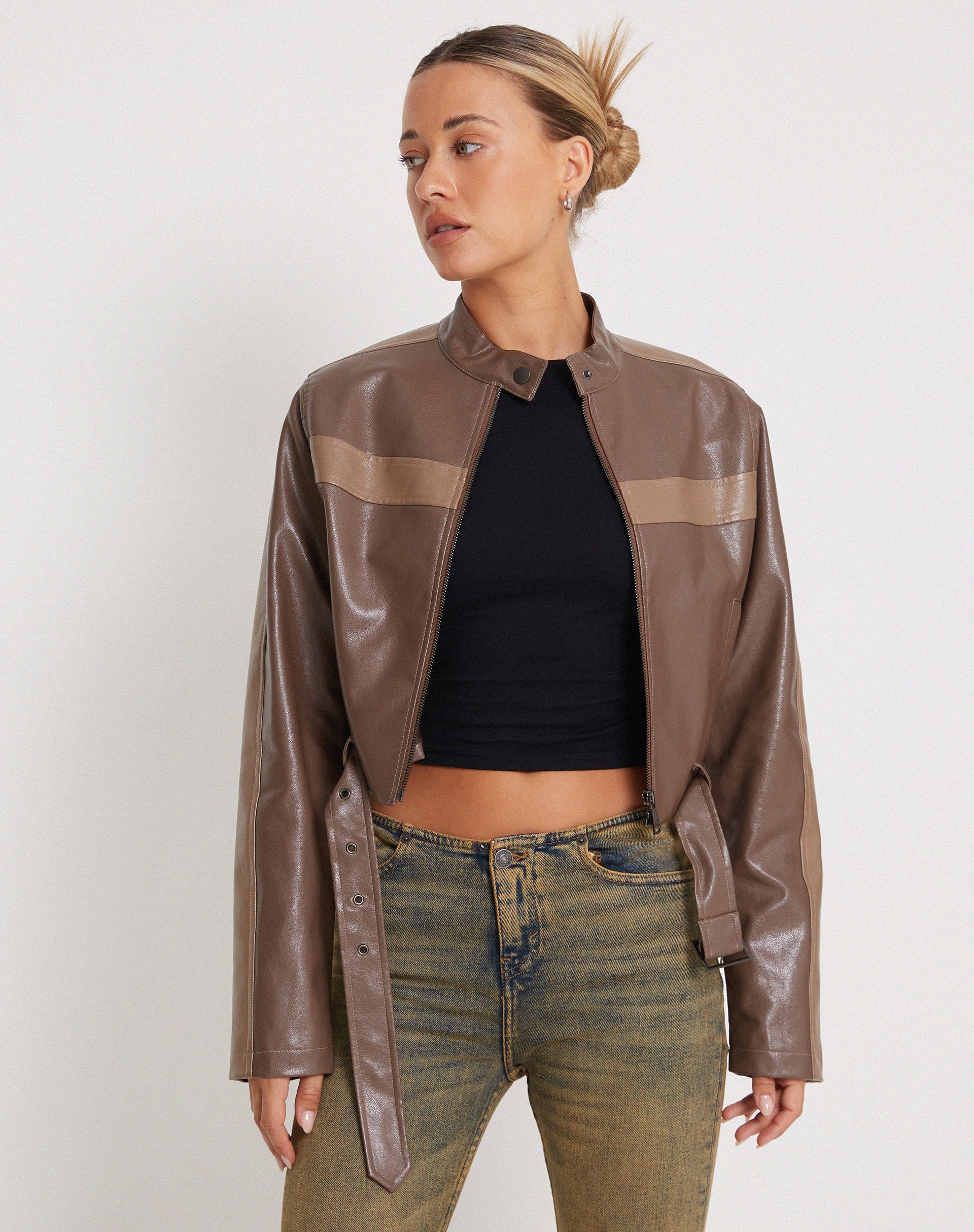 Imagen de la chaqueta Derby Zip Up en PU marrón tonal