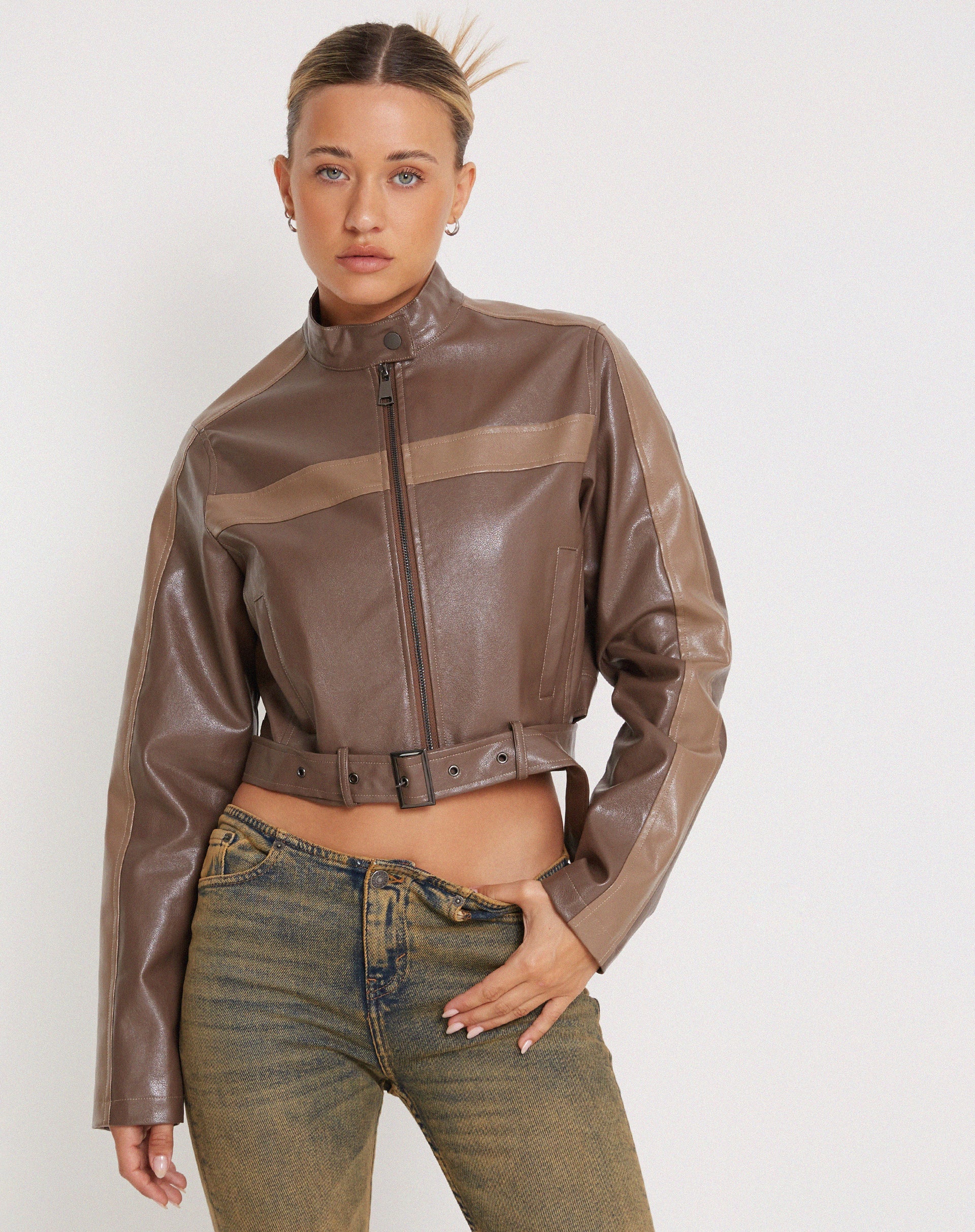 Imagen de la chaqueta Derby Zip Up en PU marrón tonal