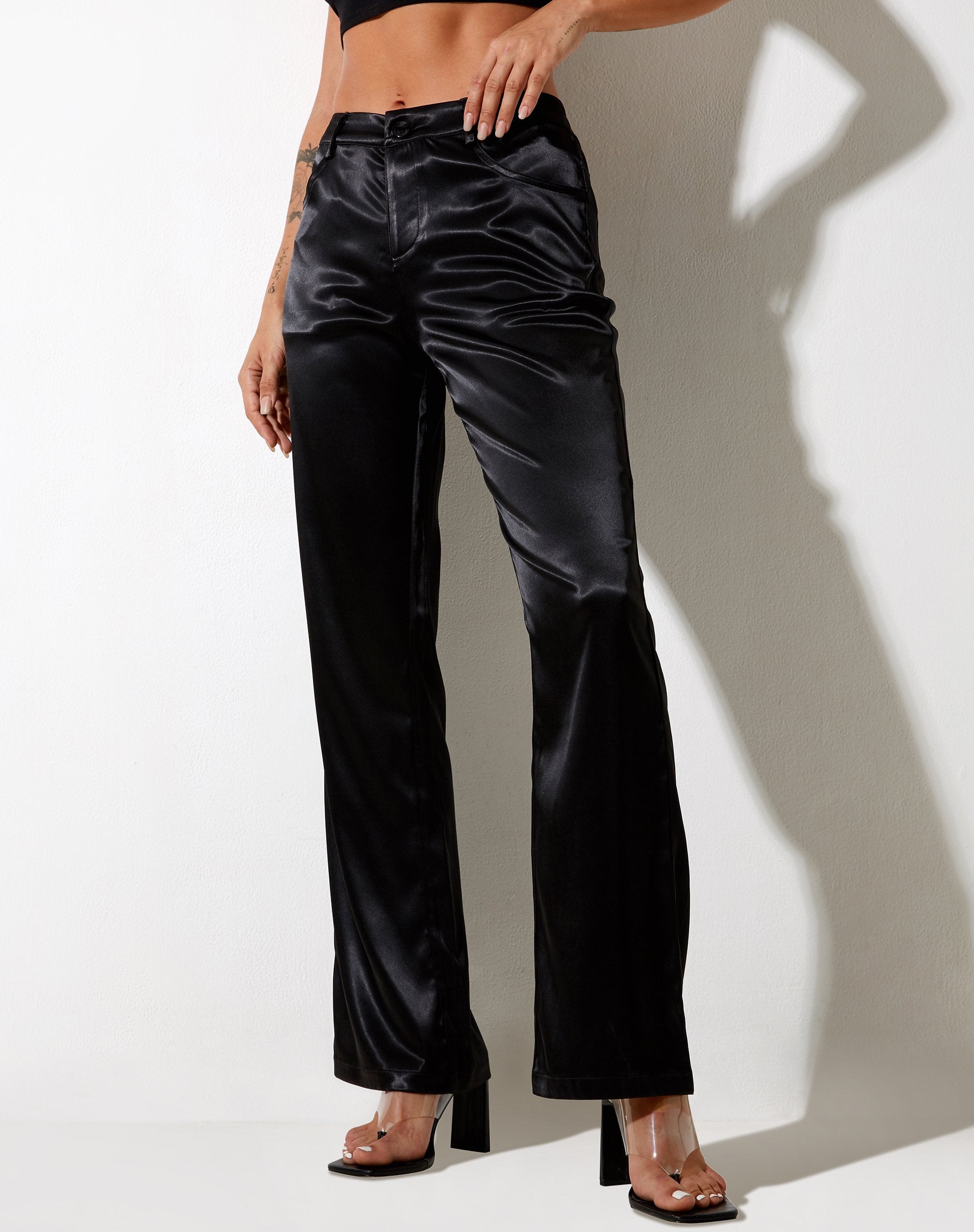 Imagen del pantalón Desta de satén negro Fantasia Diamante