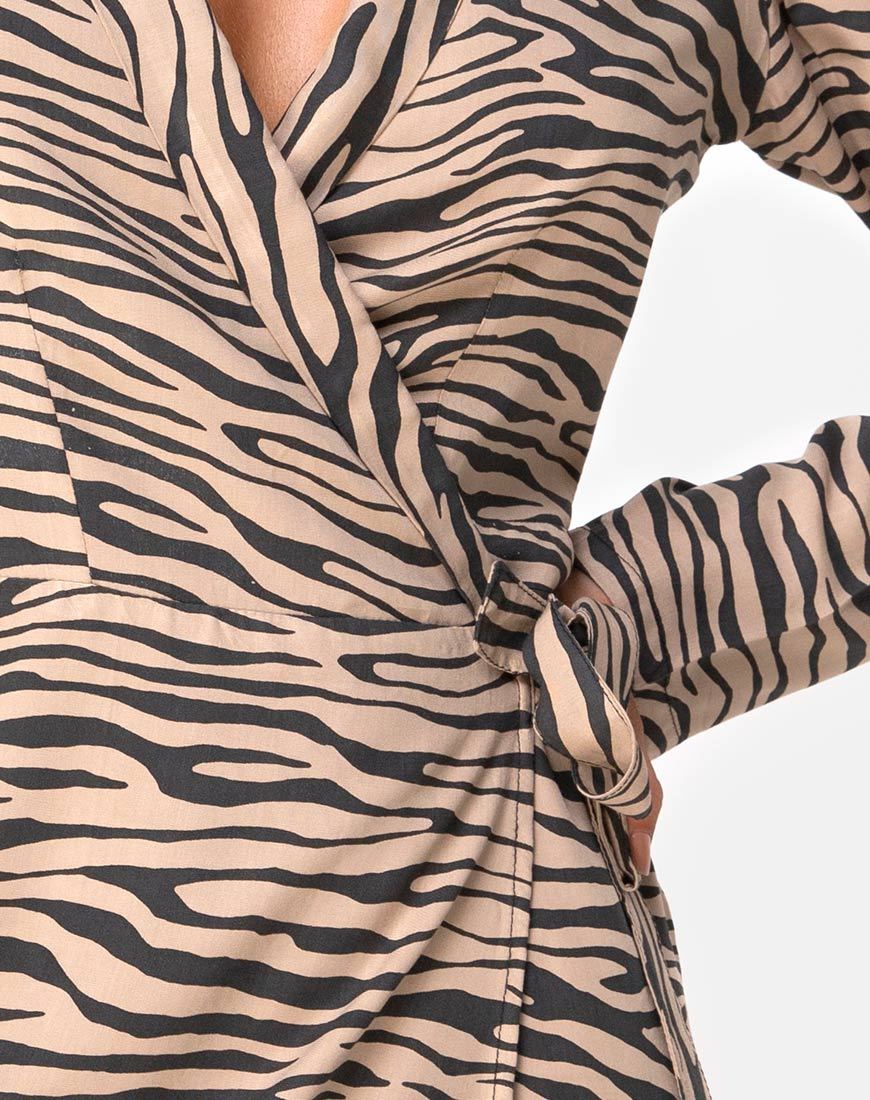 Imagen de Deva Wrap Dress in 90s Zepra Taupe