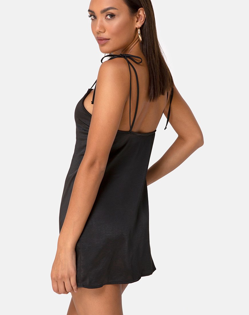 Imagen del vestido Doella de satén negro