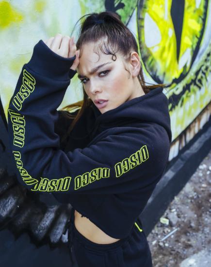 Imagen de Cropped Black Hoodie in Disco Embro