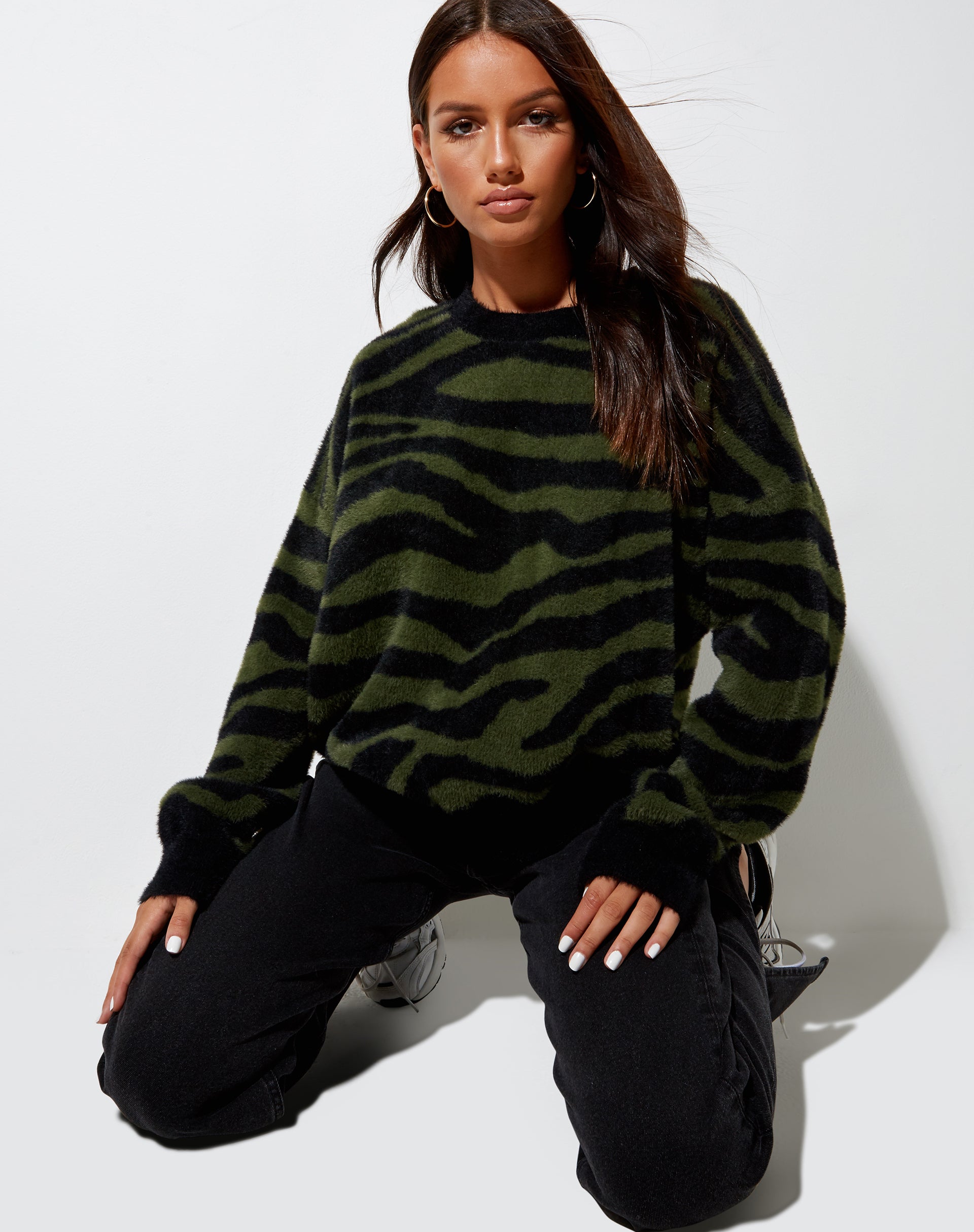 Imagen del jersey Eleni de punto cebra verde oliva y negro