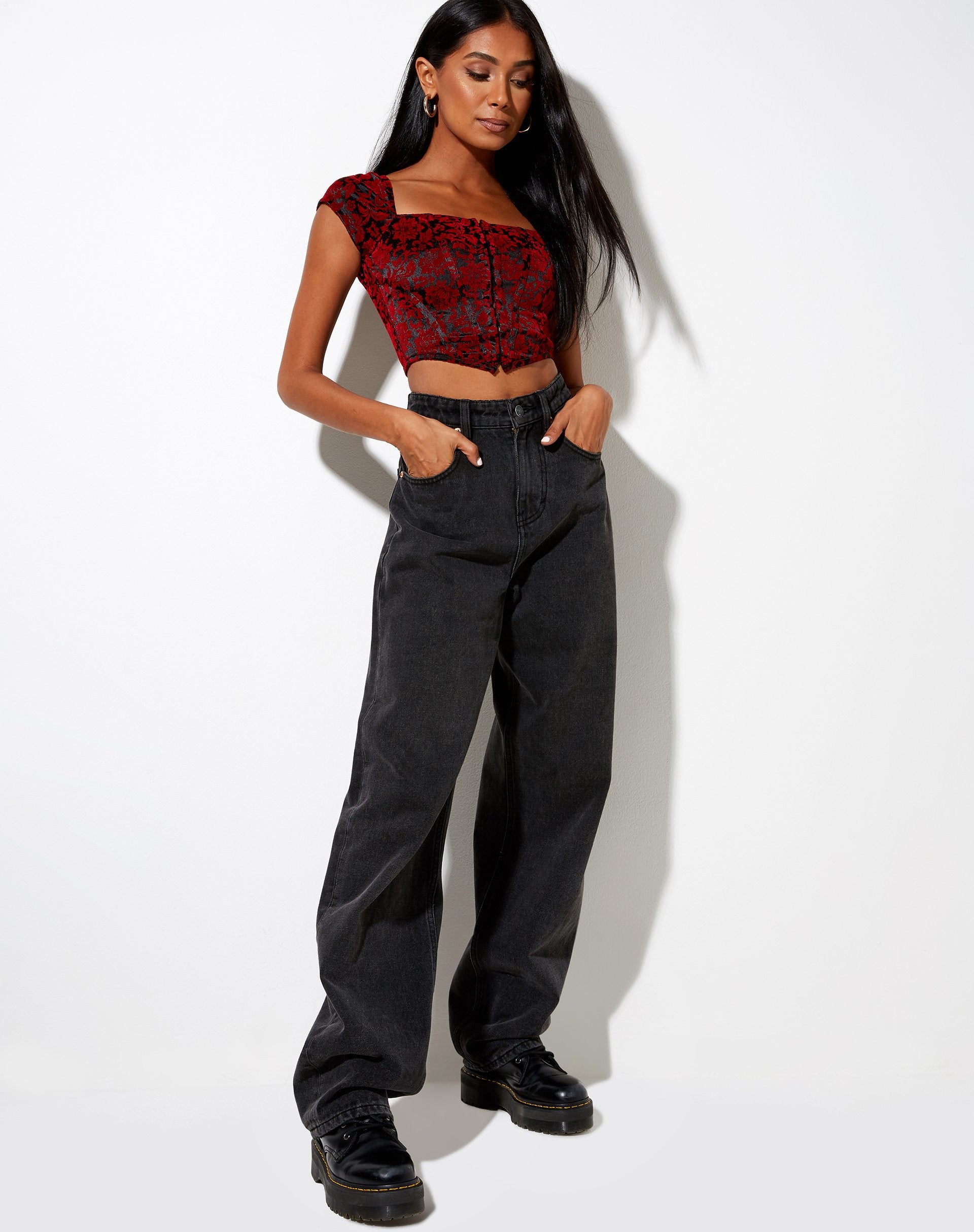 Imagen de Elis Crop Top en Brocado Flor Negro y Rojo