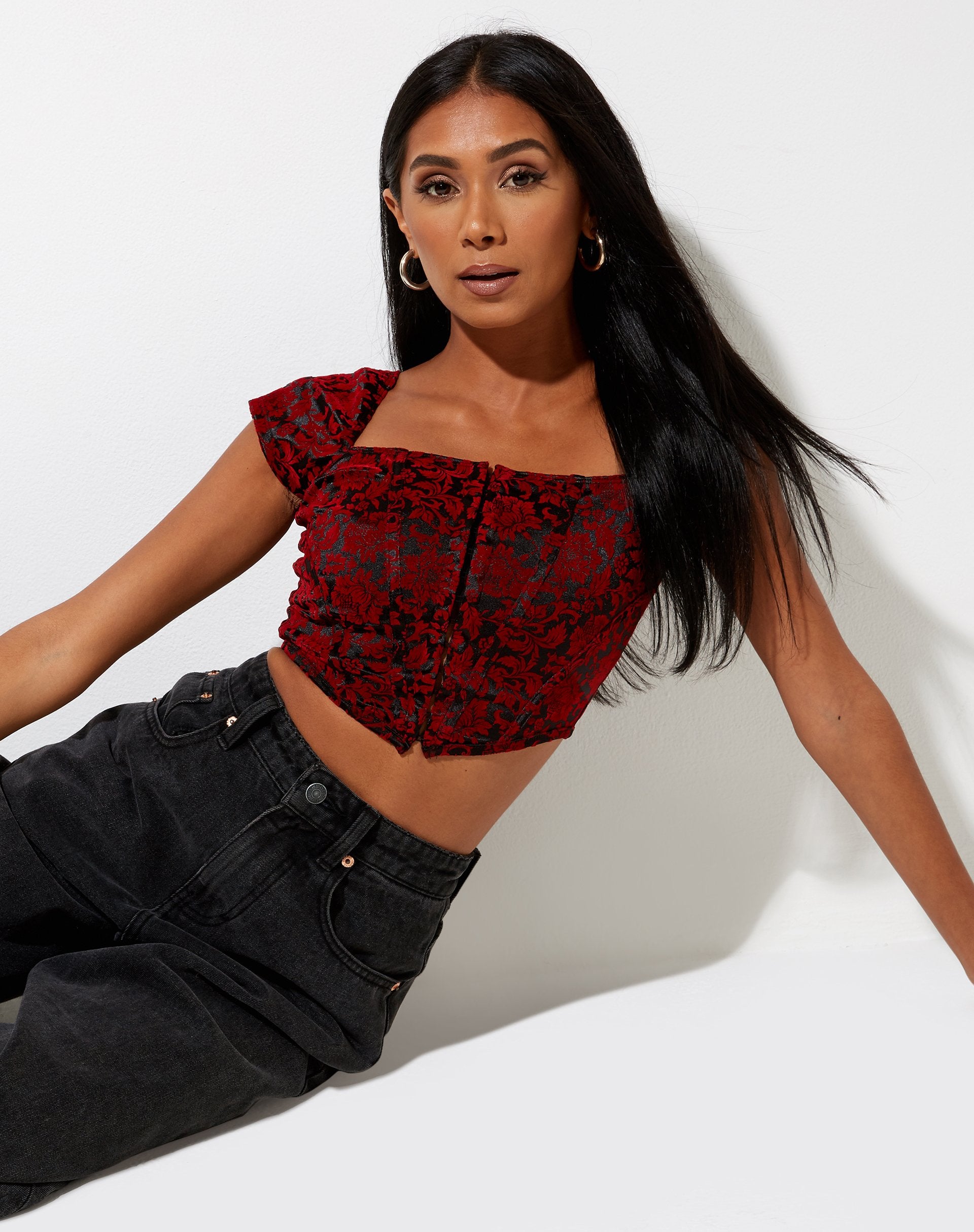 Imagen de Elis Crop Top en Brocado Flor Negro y Rojo