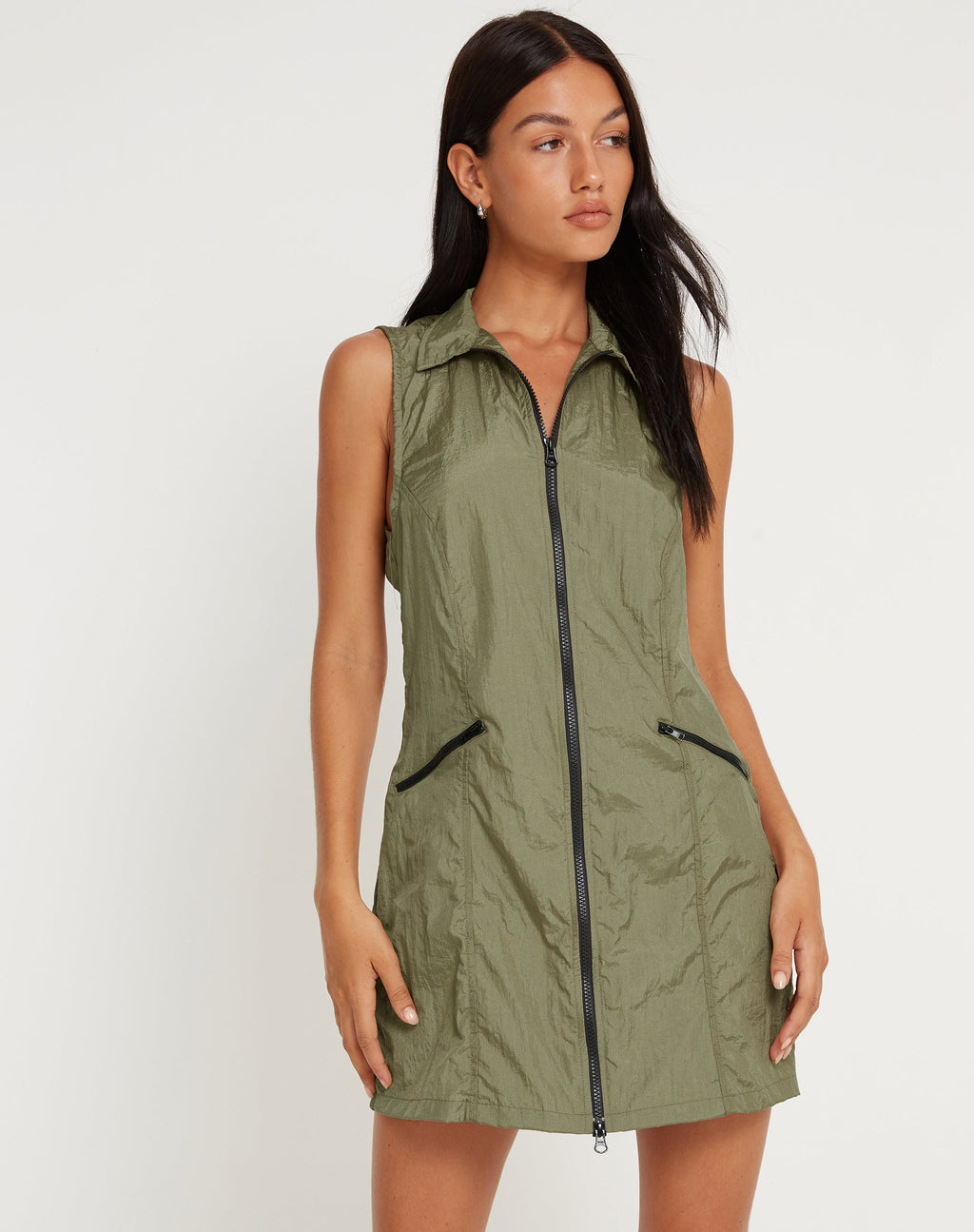 Elok Cargo Mini Vestido en Parachute Plata Verde