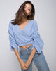 Imagen de Evrilia Blusa envolvente en rayas azul