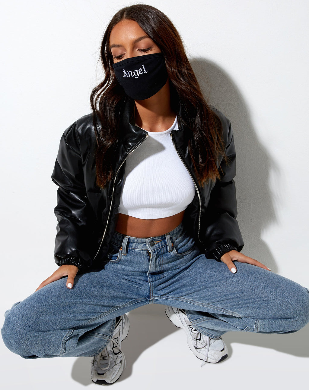 Mascarilla negra con bordado "Angel" blanco