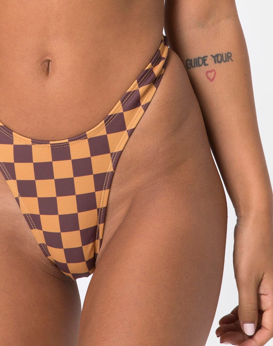 Imagen de la braguita de bikini Farida de cuadros moca
