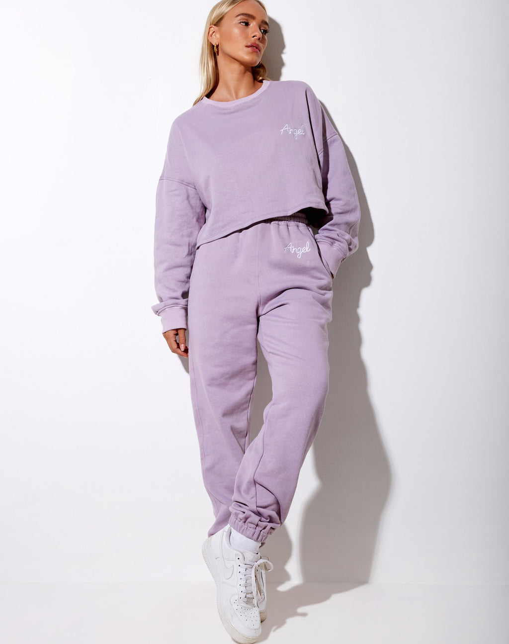 Basta Jogger en Violeta 'Angel' Embro Blanco