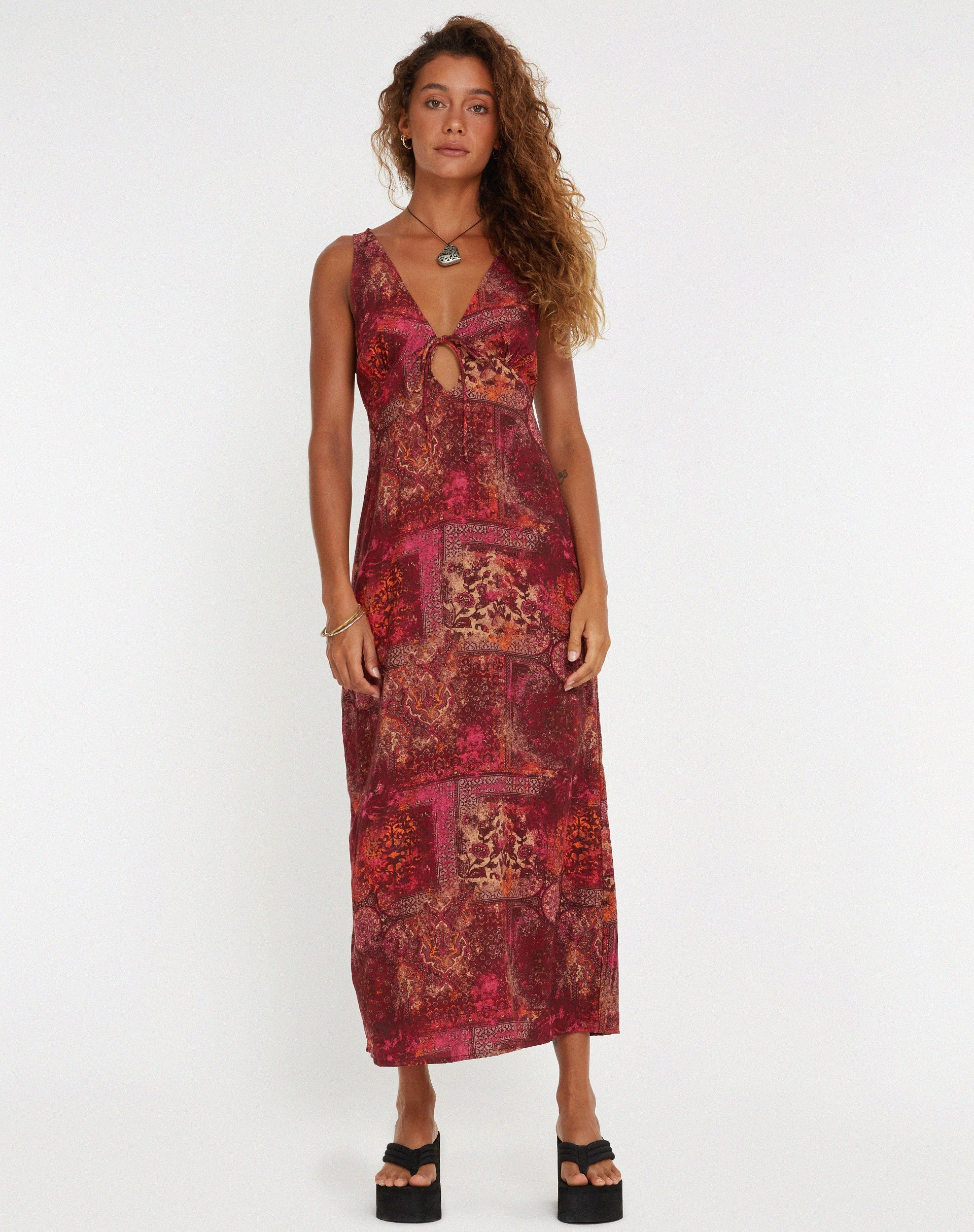 imagen de Fiaso Midi Dress in Abstract Paisley Red