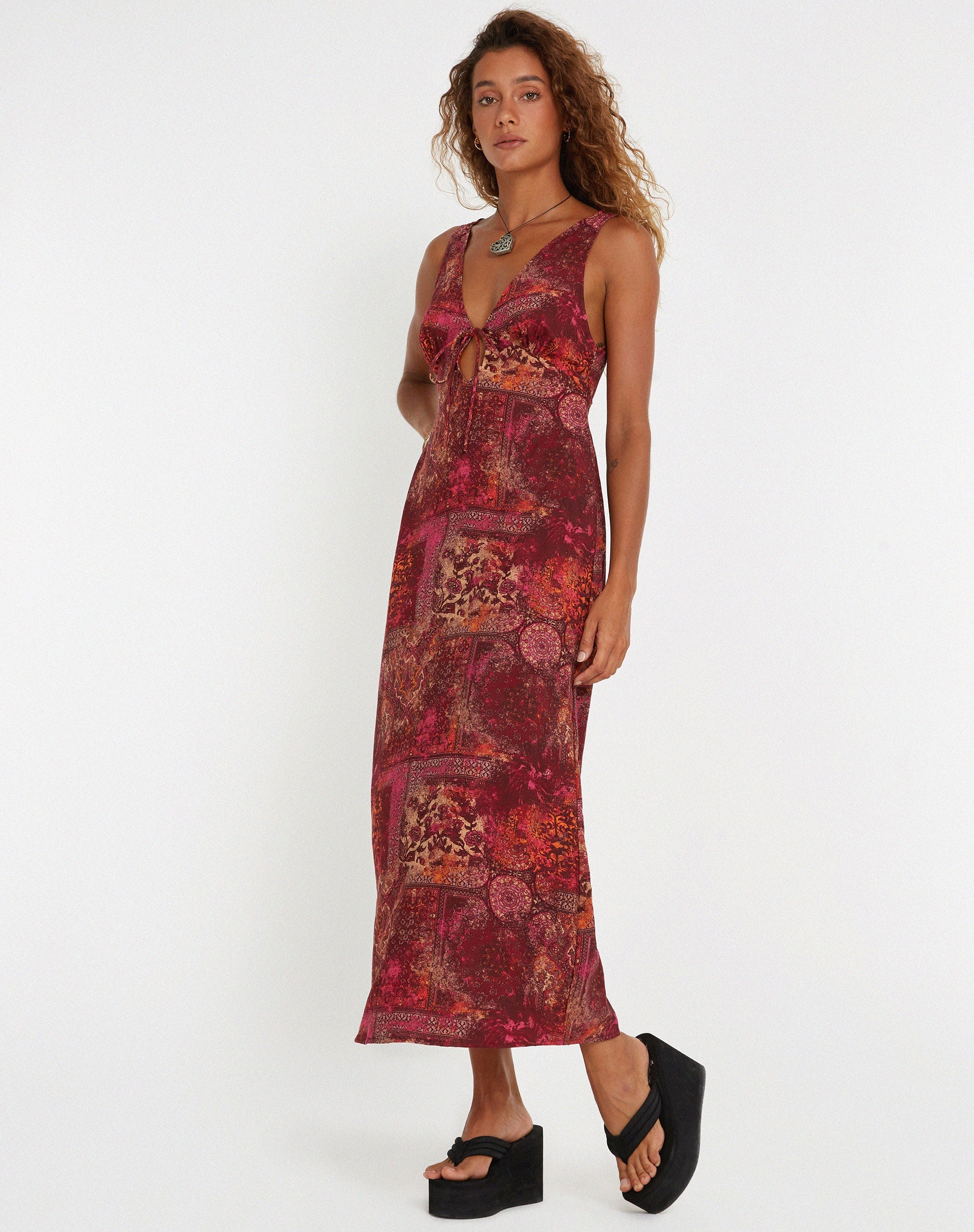 imagen de Fiaso Midi Dress in Abstract Paisley Red