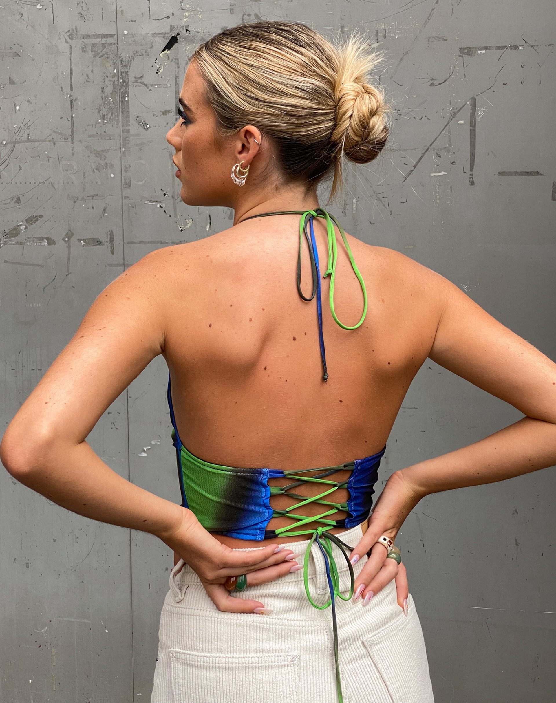 Imagen de MOTEL X OLIVIA NEILL Salet Crop Top en verde y azul solarizados