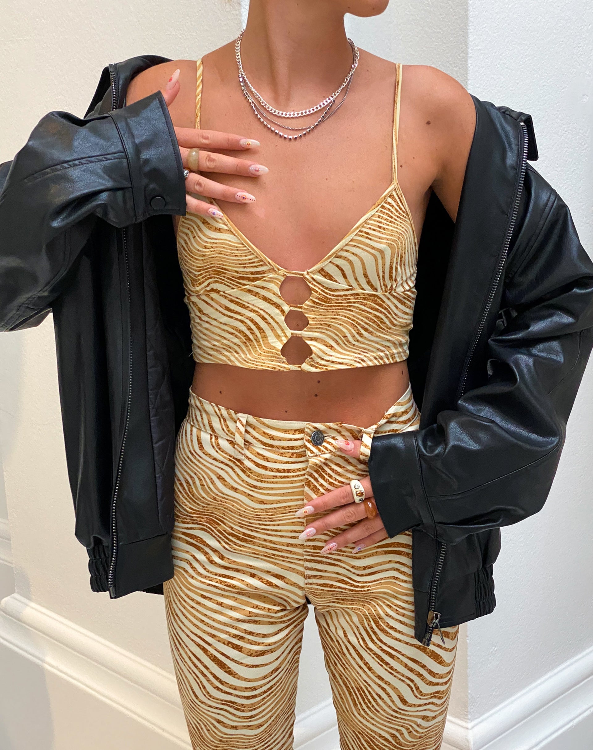 Imagen de MOTEL X OLIVIA NEILL Concesa Cami Top en Desert Terrain Tan