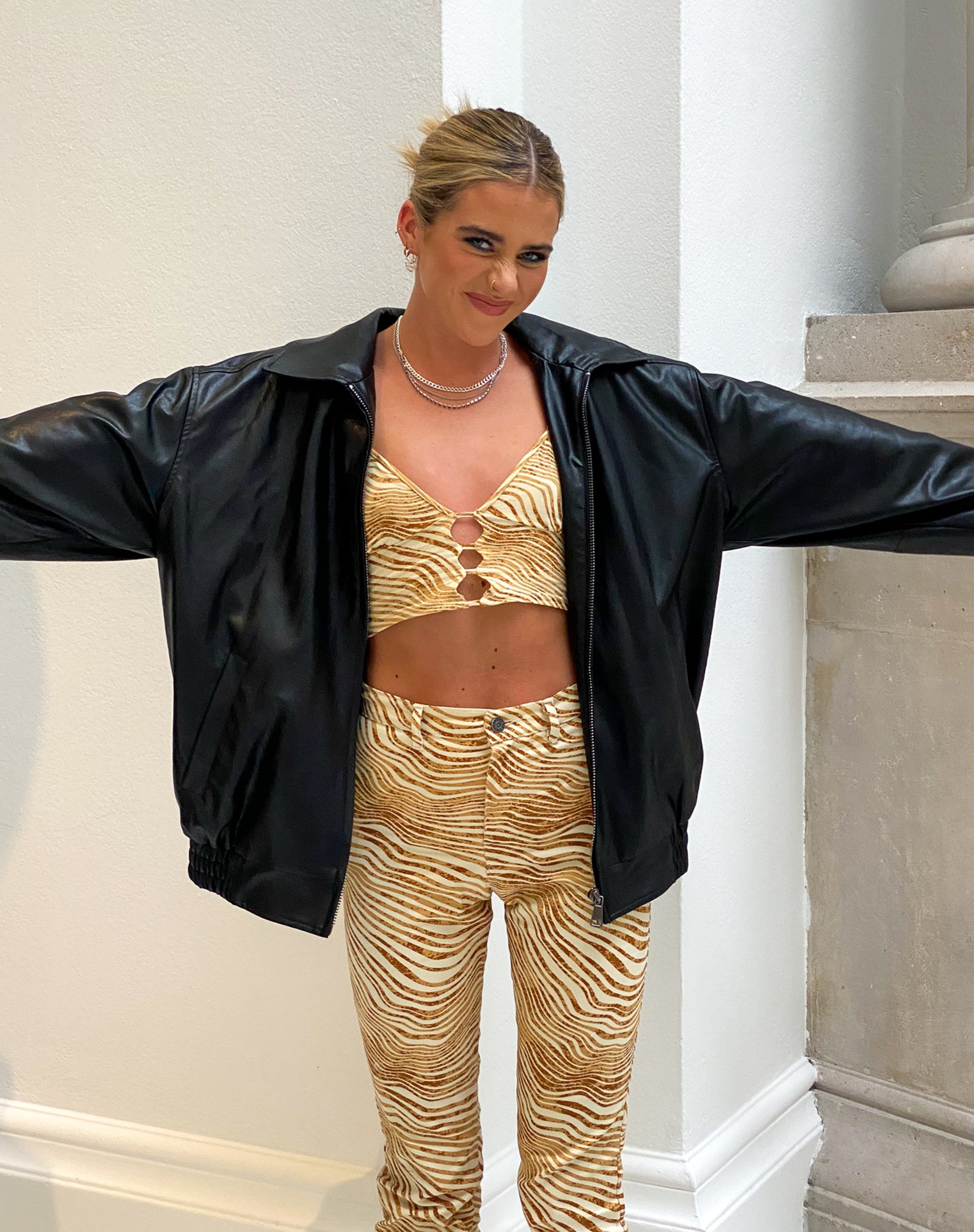 Imagen de MOTEL X OLIVIA NEILL Concesa Cami Top en Desert Terrain Tan