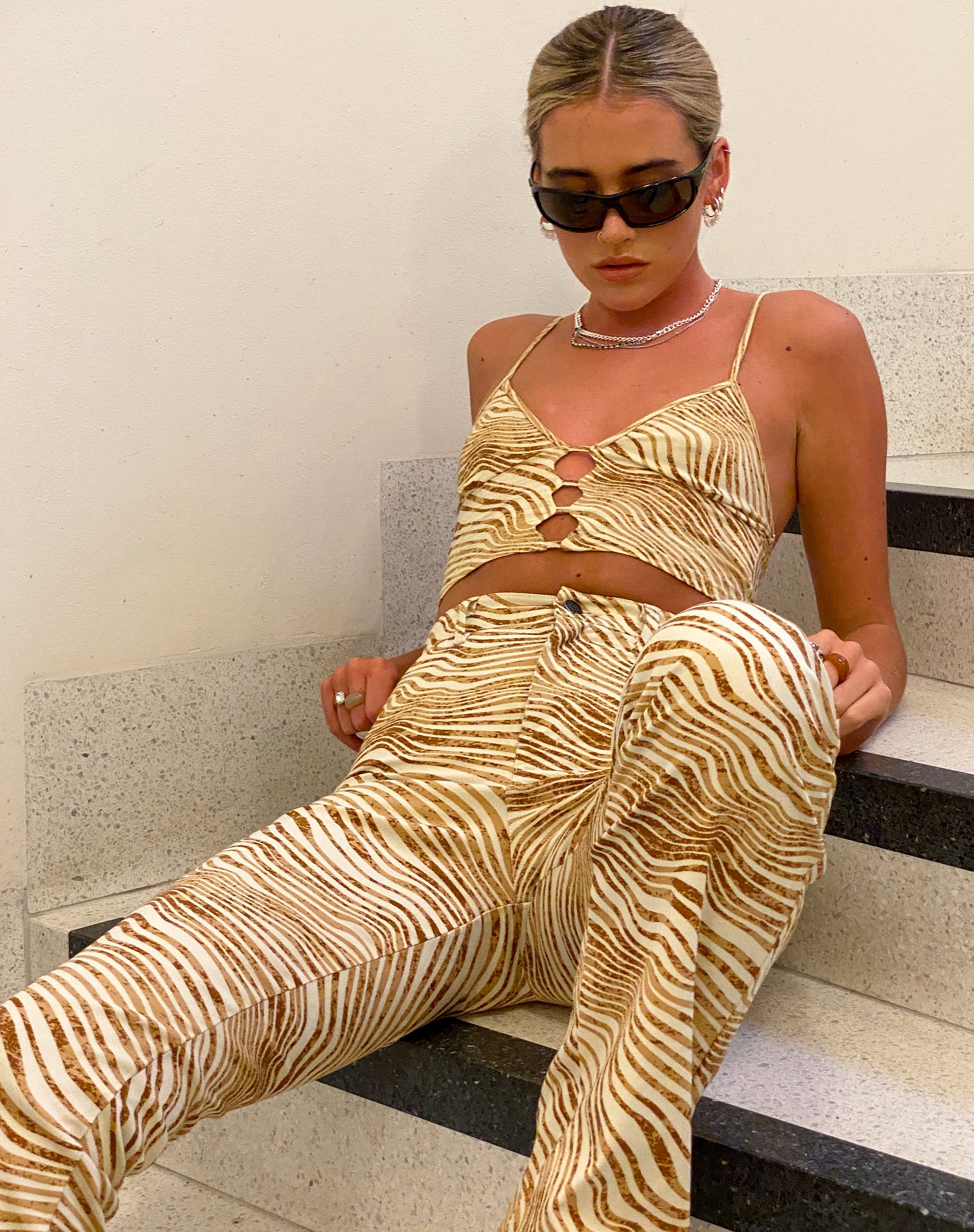 Imagen de MOTEL X OLIVIA NEILL Concesa Cami Top en Desert Terrain Tan