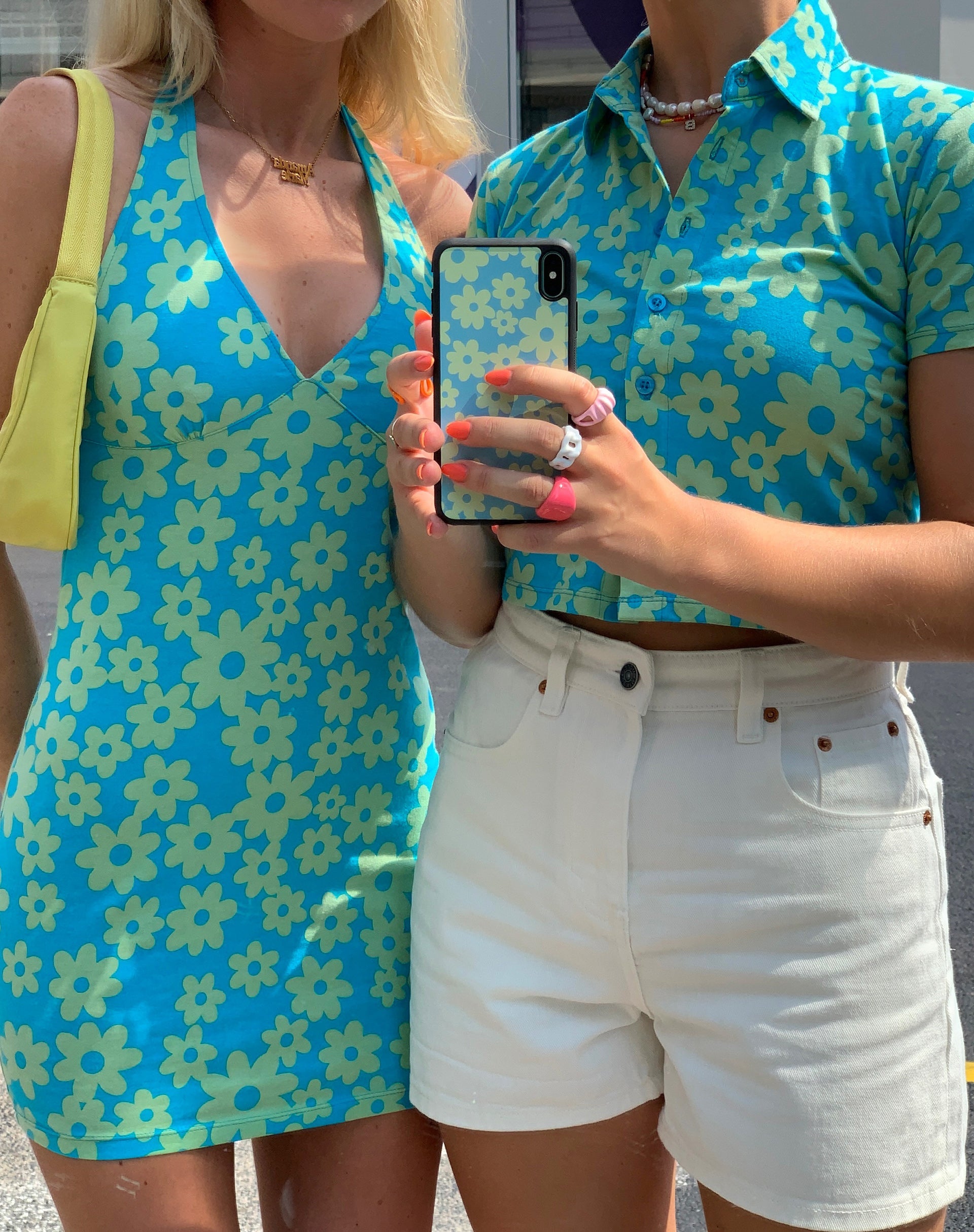 Imagen de la funda para Iphone Motel X Barbara Kristoffersen en azul margarita retro