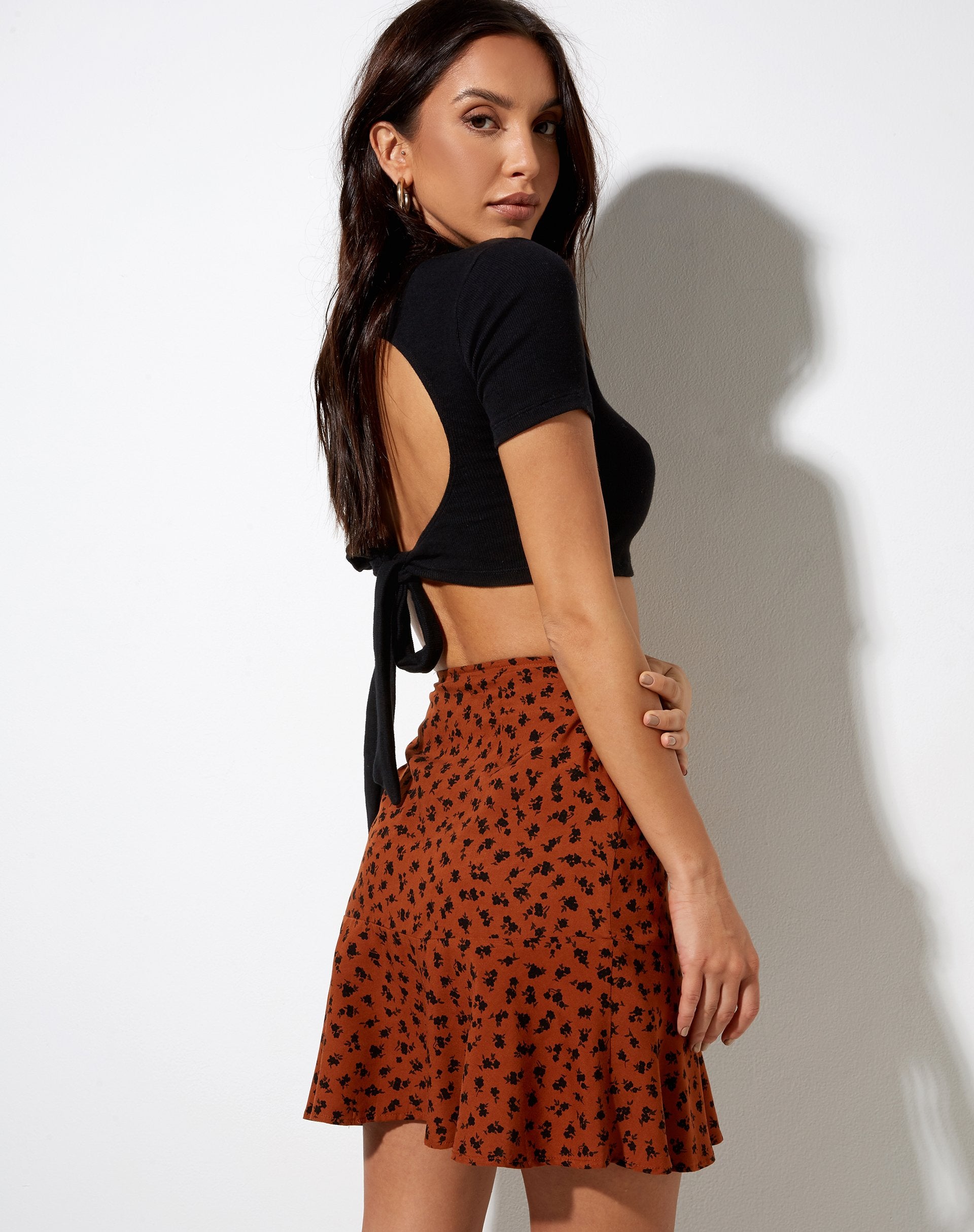 Imagen de la minifalda Gaelle en Dainty Daisy Marrón Bombay