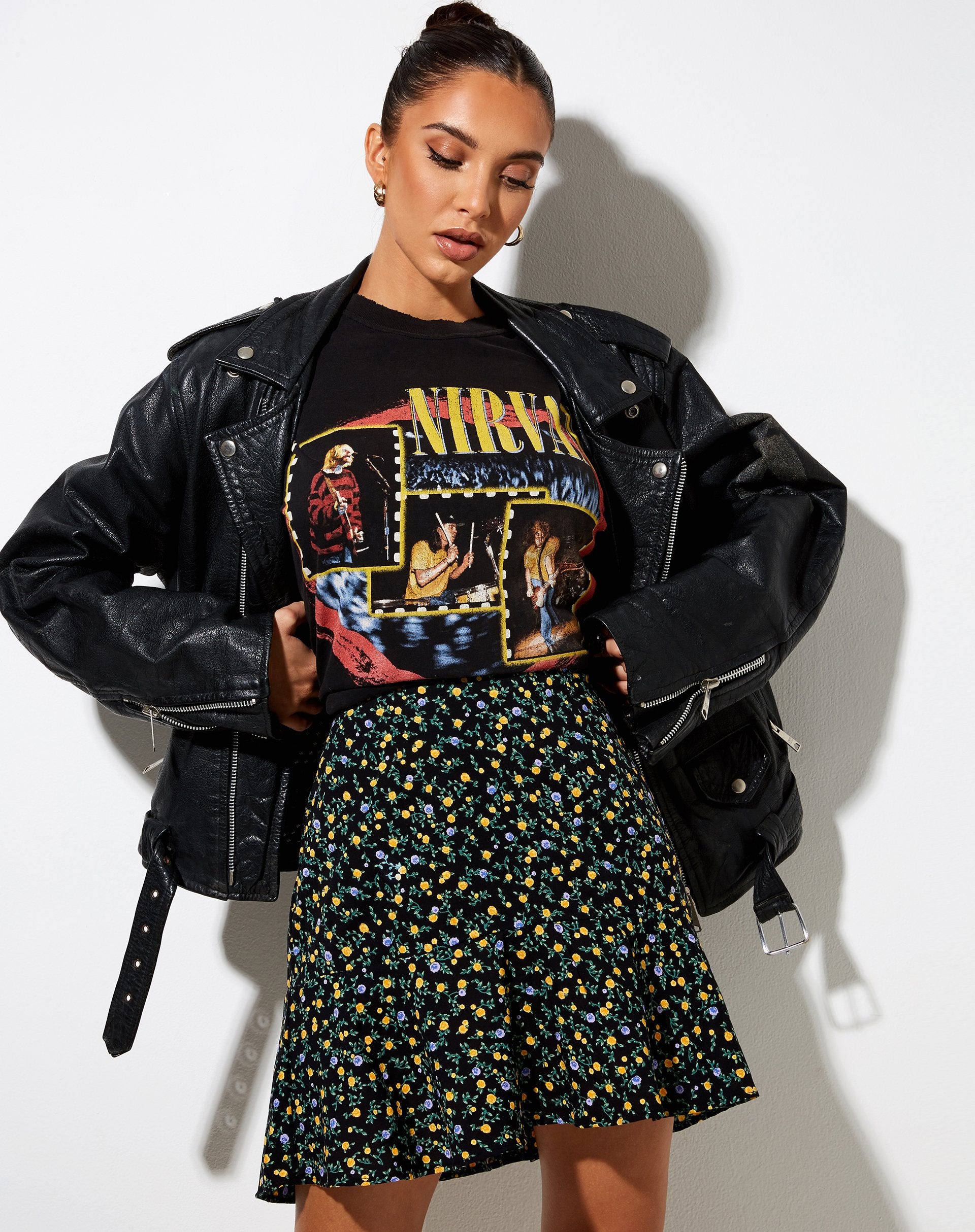 Imagen de Gaelle Skater Skirt in Flowing Flower Negro