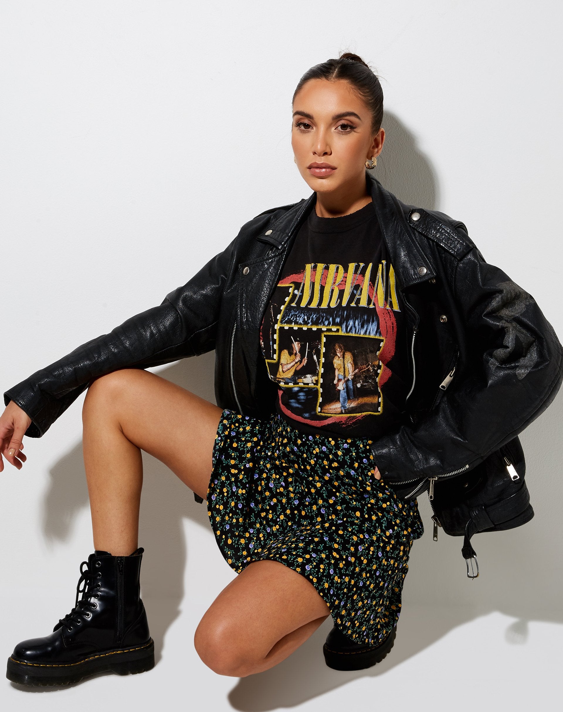 Imagen de Gaelle Skater Skirt in Flowing Flower Negro