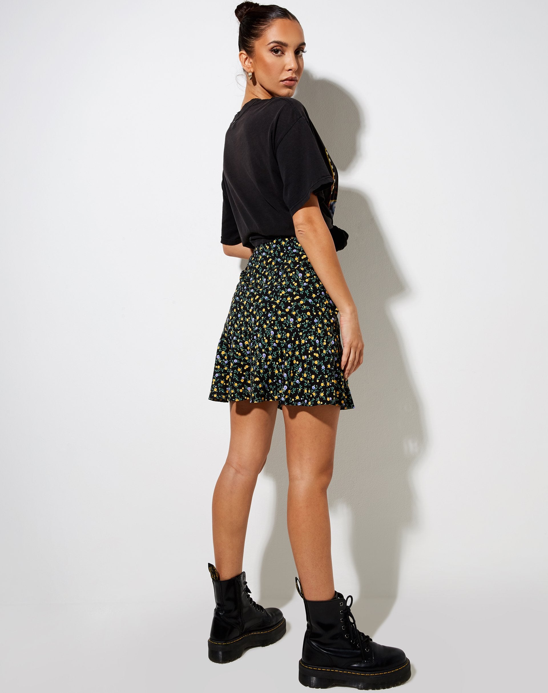 Imagen de Gaelle Skater Skirt in Flowing Flower Negro