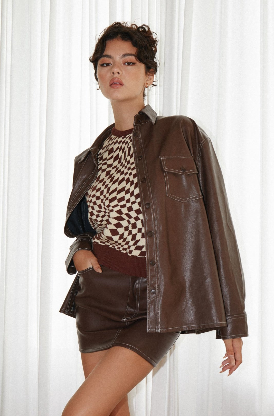 Imagen de la camisa Kancana en PU Chocolate amargo con pespuntes marfil