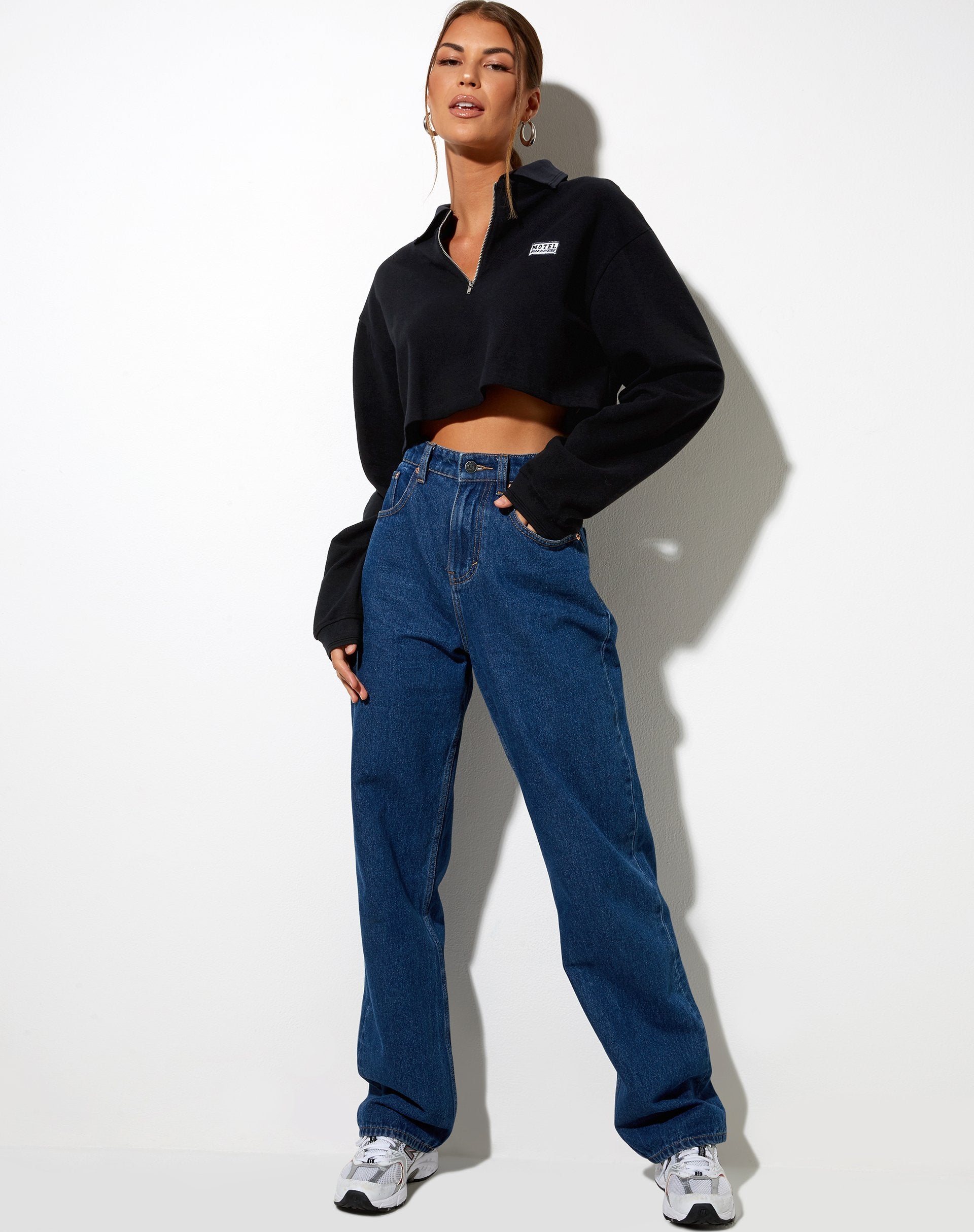 Imagen de Gandi Crop Top en negro con etiqueta Motel Work Clothing