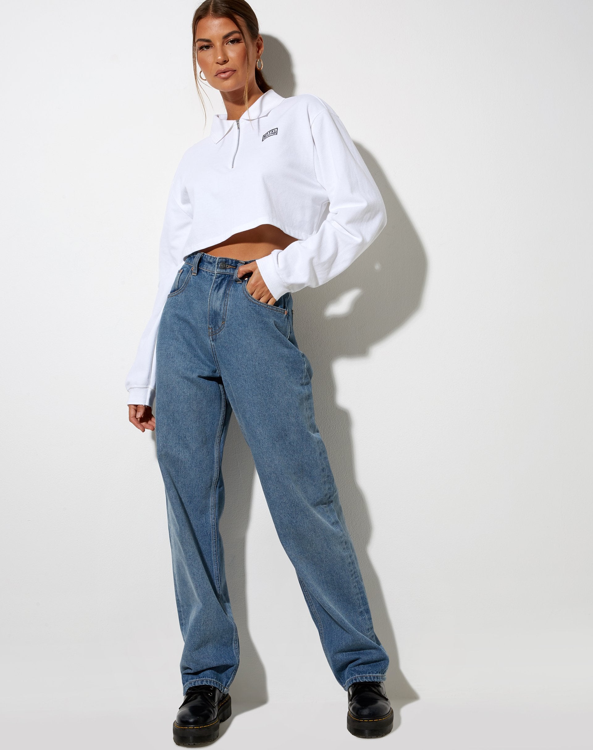 Imagen de Gandi Crop Top en blanco con etiqueta de ropa de trabajo Motel