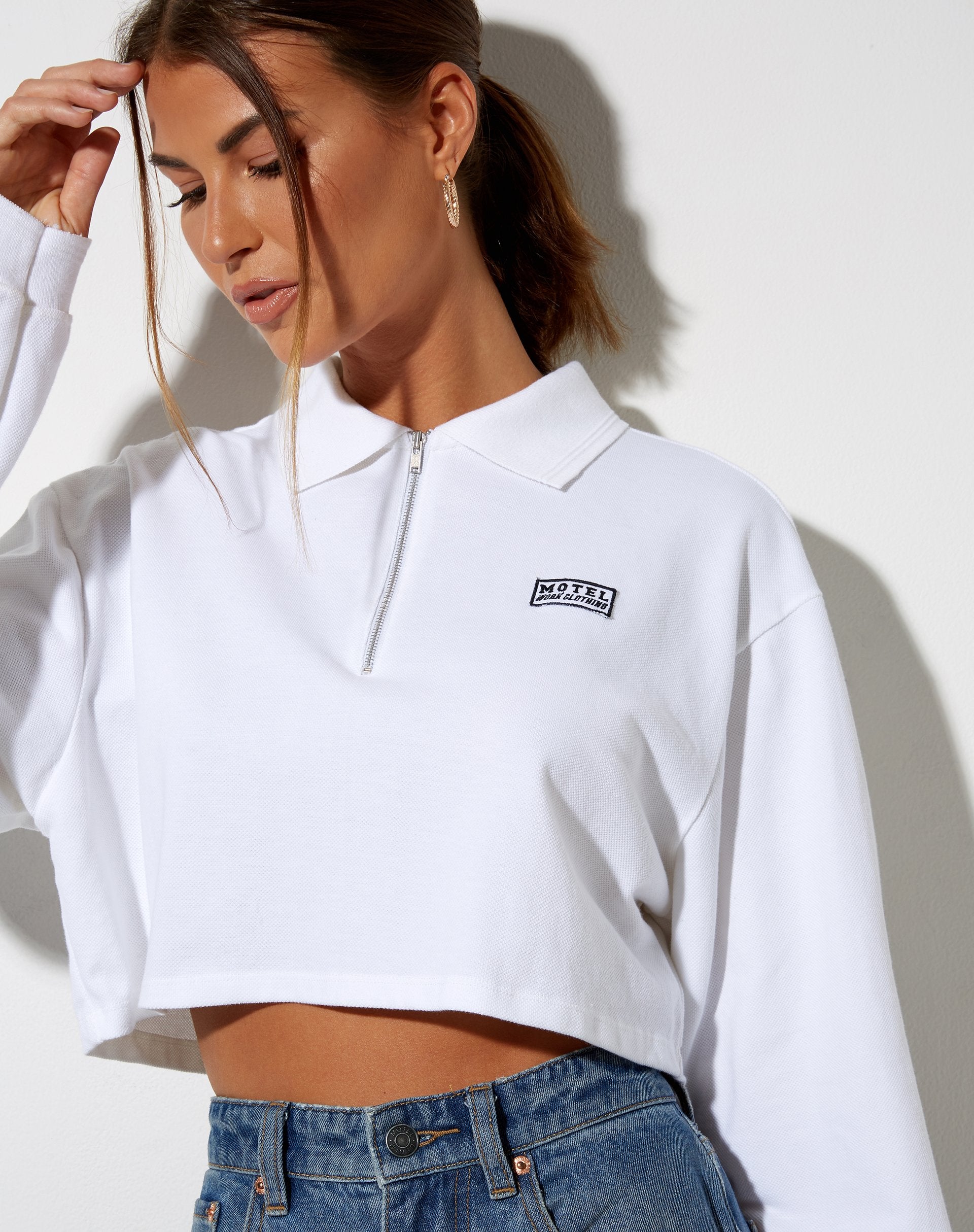 Imagen de Gandi Crop Top en blanco con etiqueta de ropa de trabajo Motel