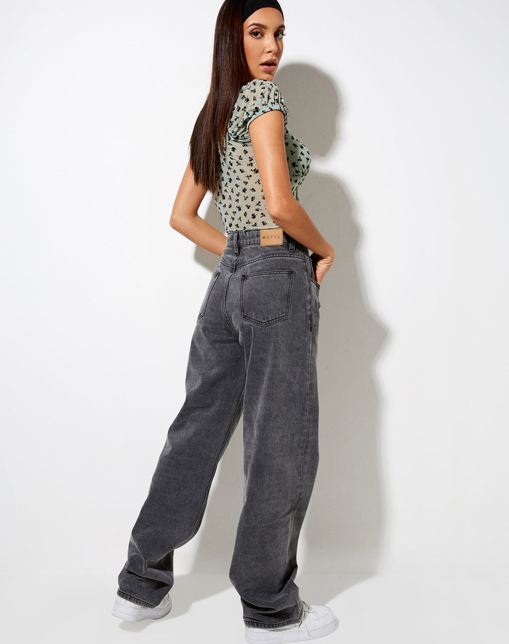 Ganika Crop Top en Sage Flower Buds Negro Flock