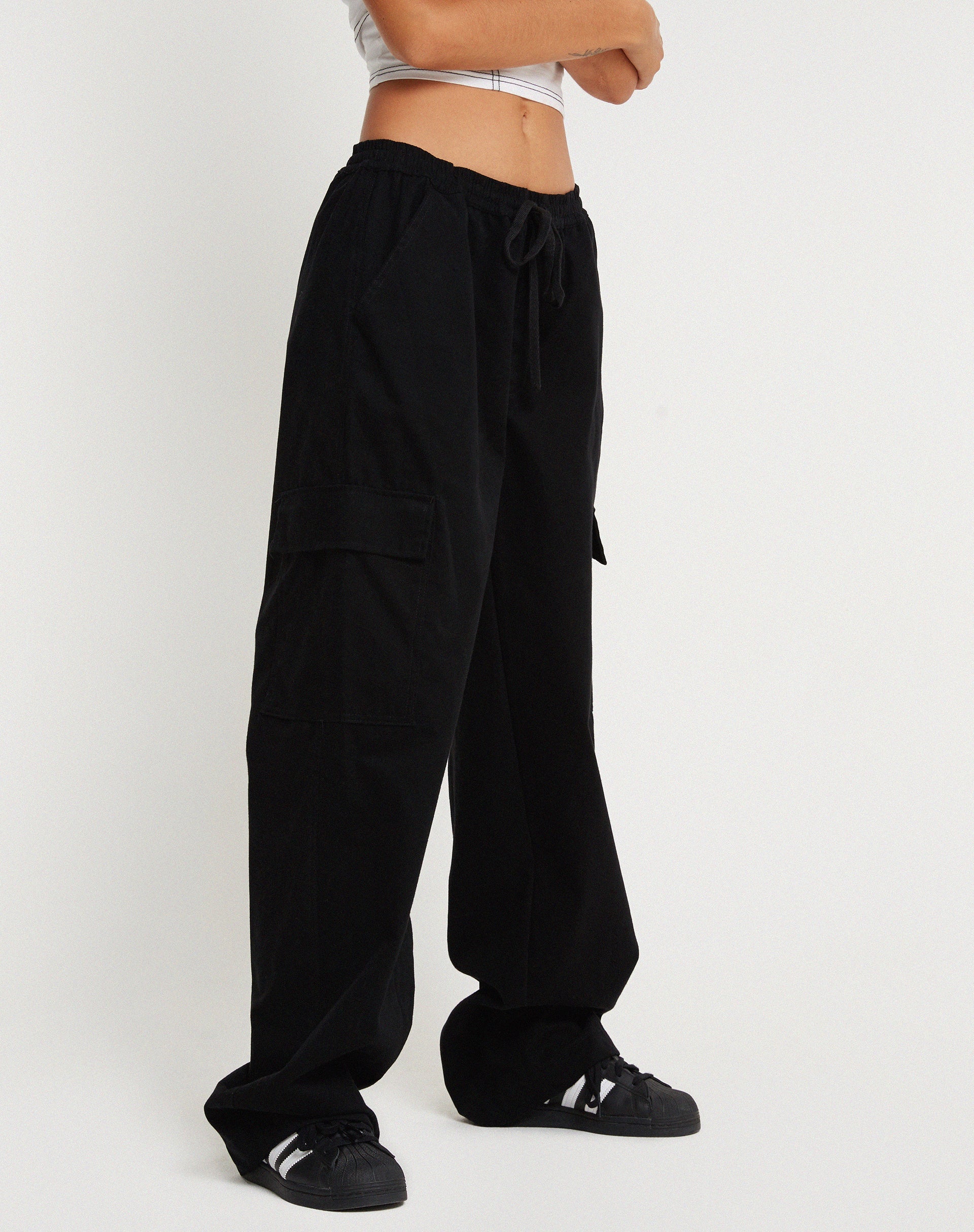 IMAGEN DE Geona Pantalón cargo pata ancha en negro