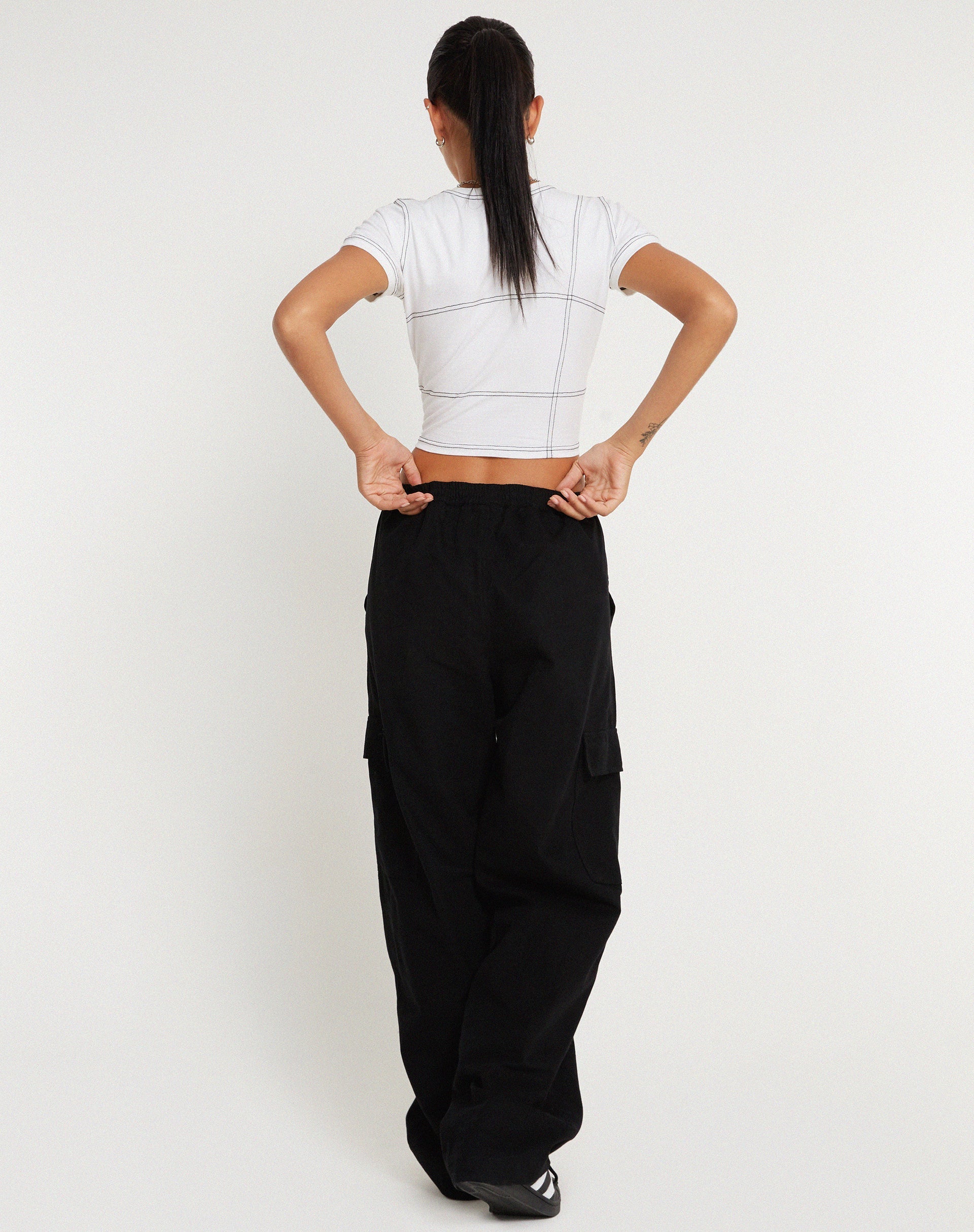 IMAGEN DE Geona Pantalón cargo pata ancha en negro